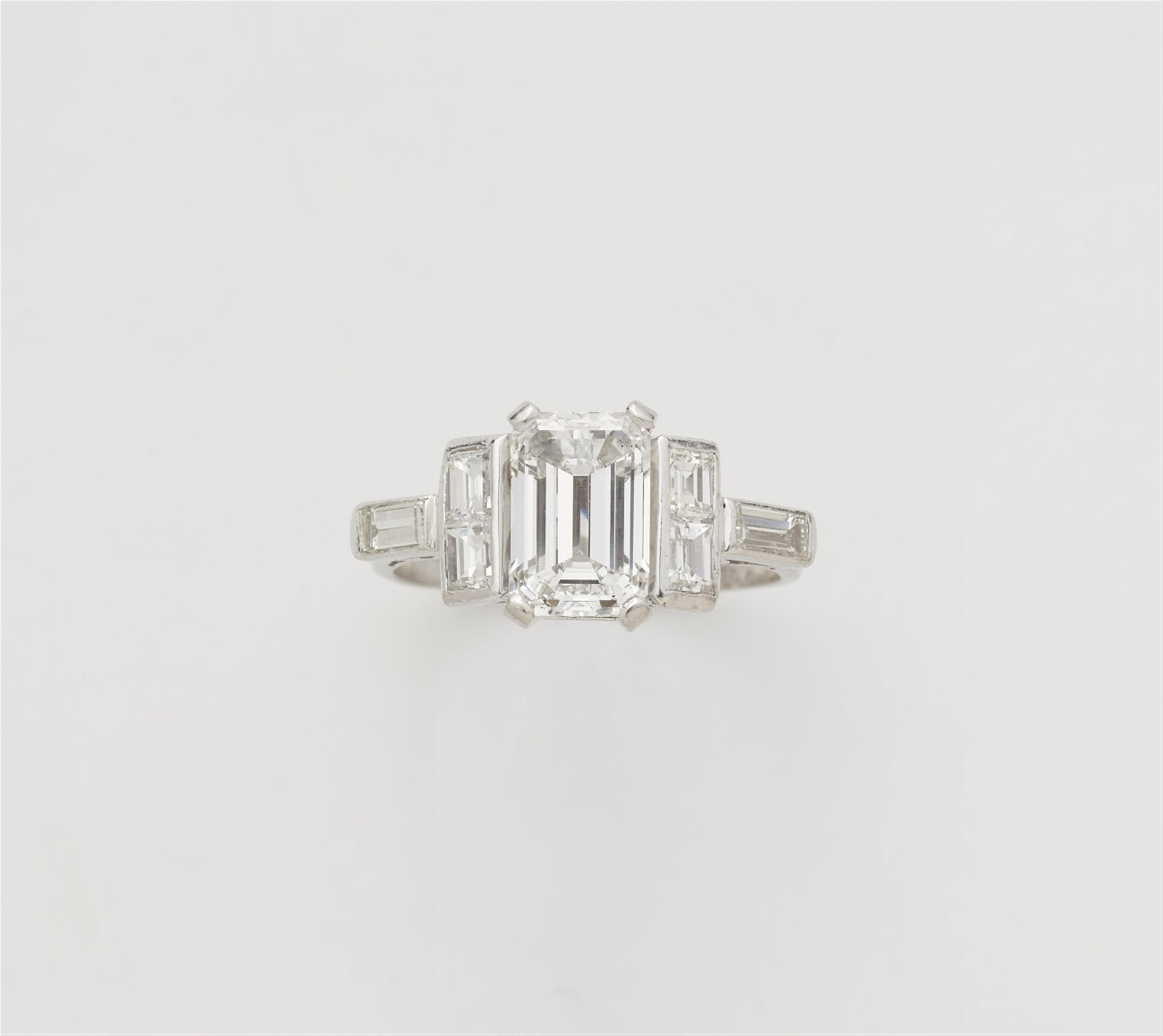 Ring mit Diamanten im emerald-cut - image-1