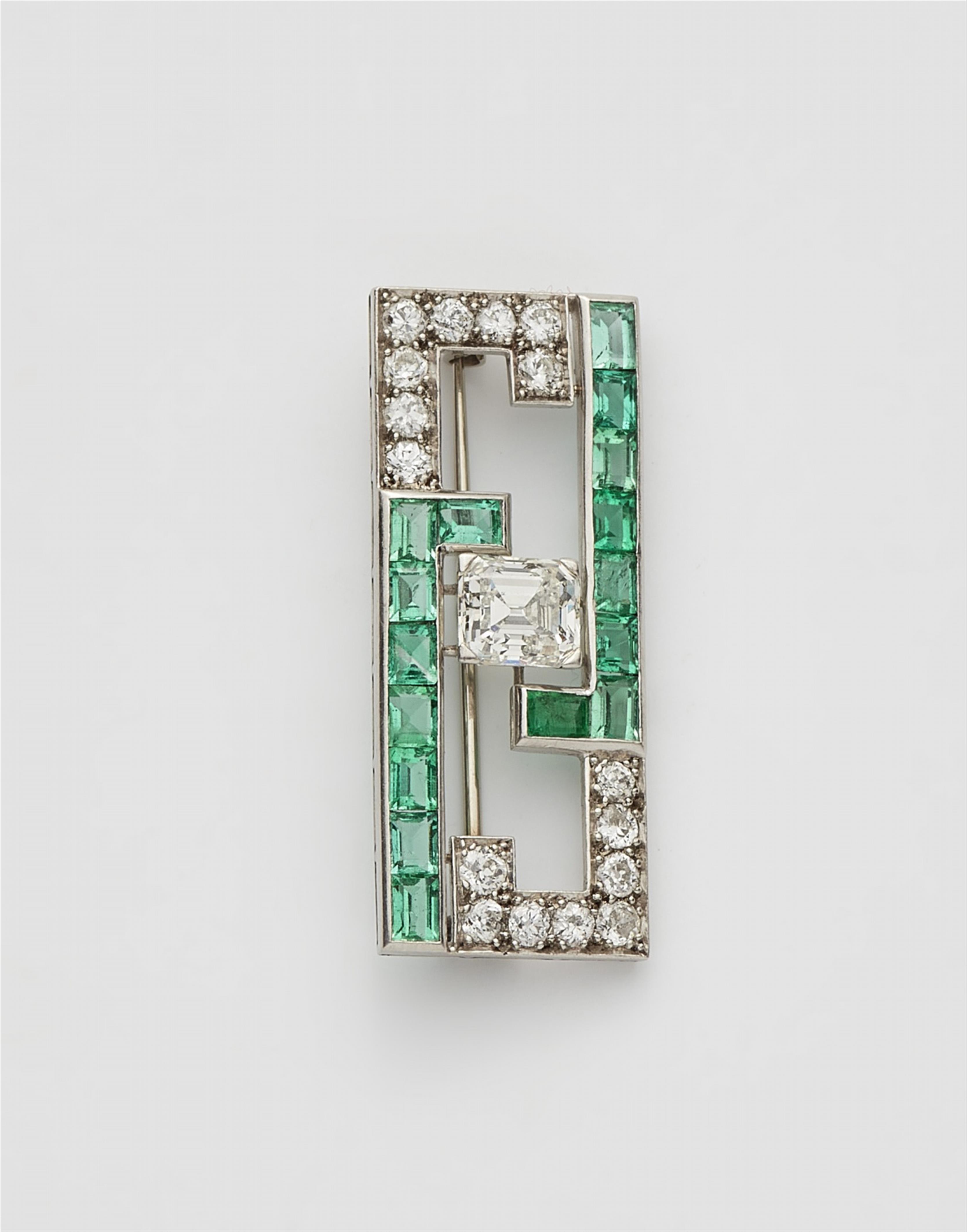 An Art Déco 14k white gold emerald brooch - image-1