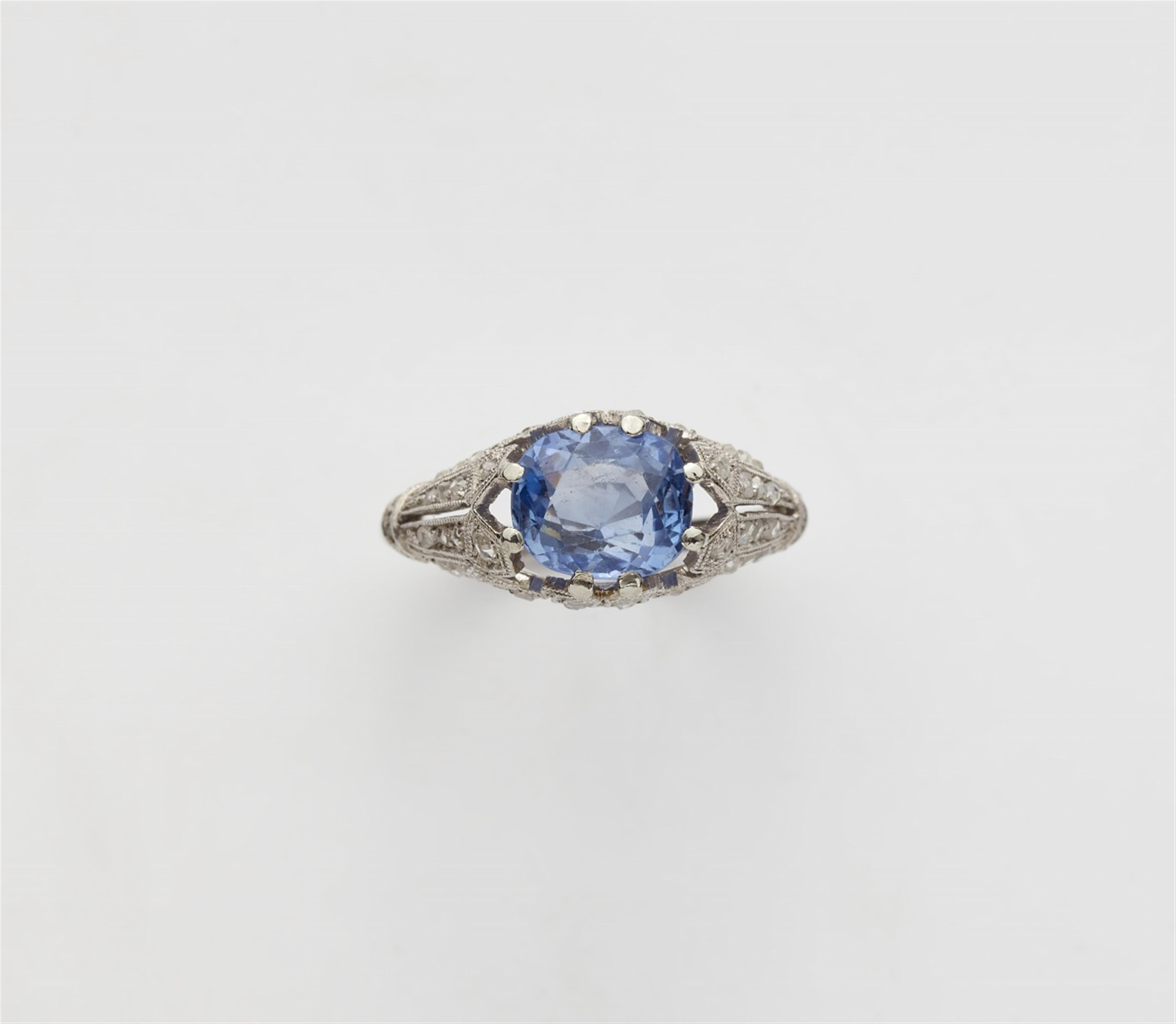 A Belle Epoque 18k white gold sapphire ring - image-1