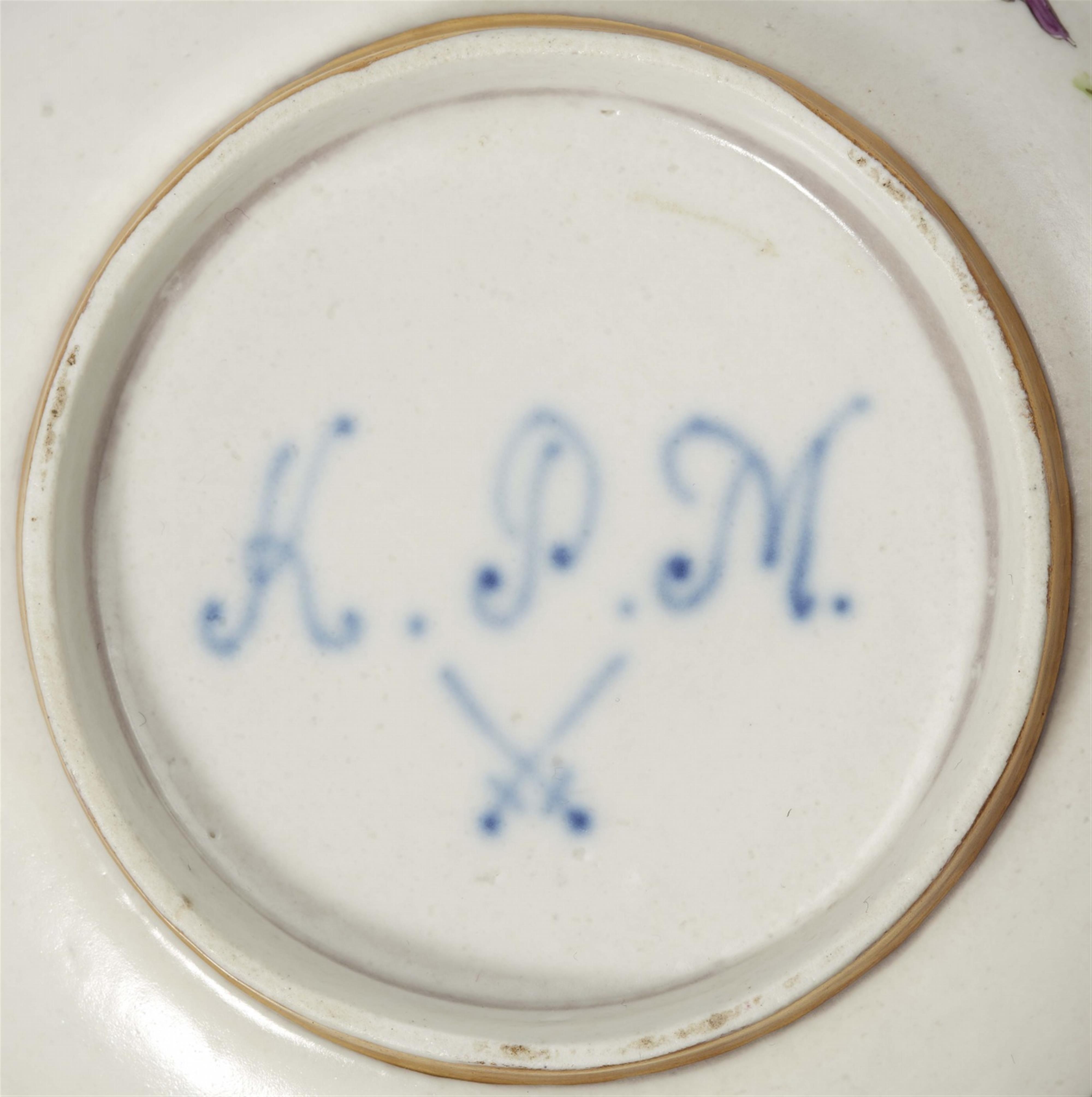 An important Meissen porcelain teapot with K.P.M. Mark and famille verte decor - image-5