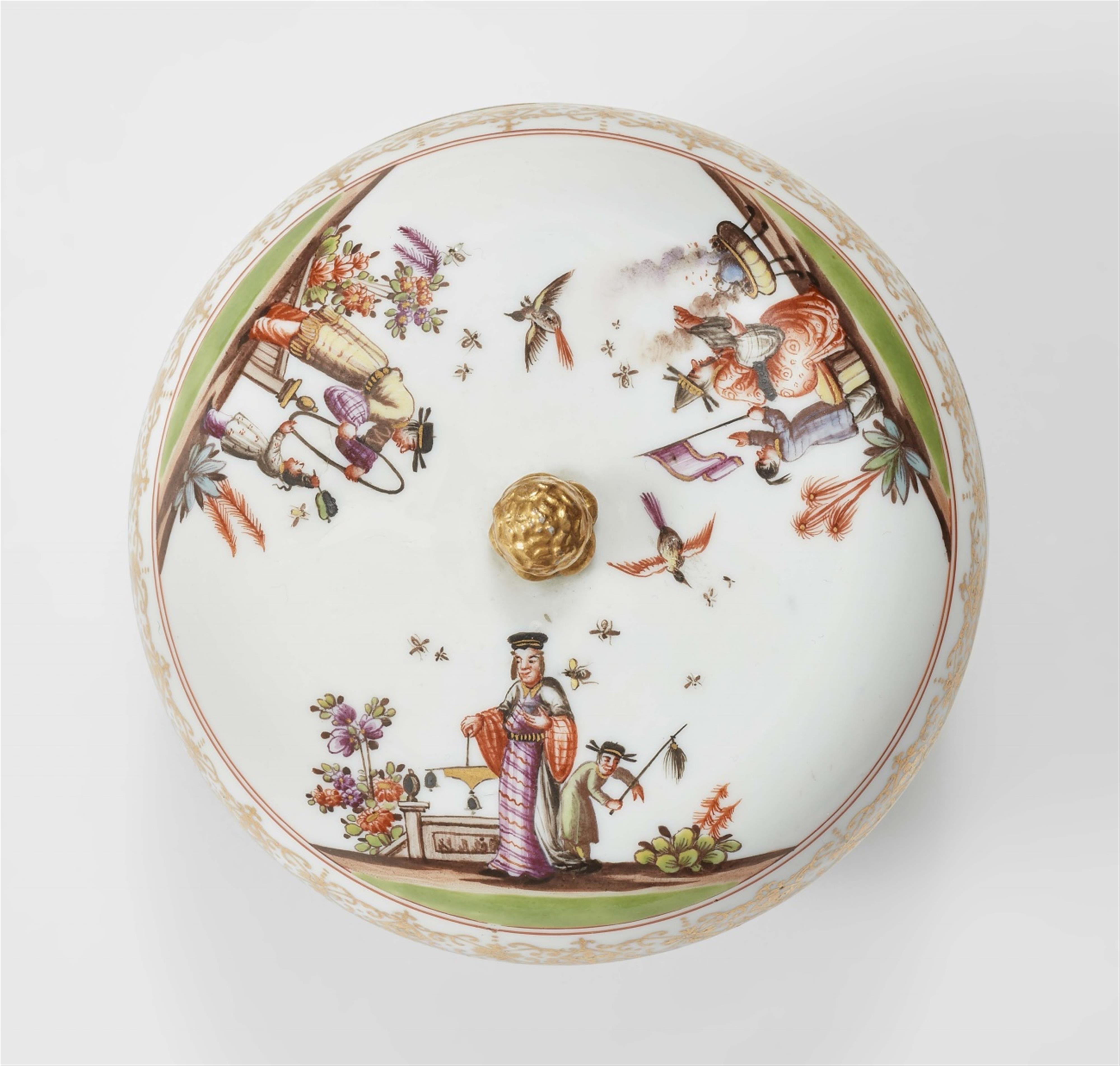 A large Meissen porcelain sugar box with chinoiseries - image-2