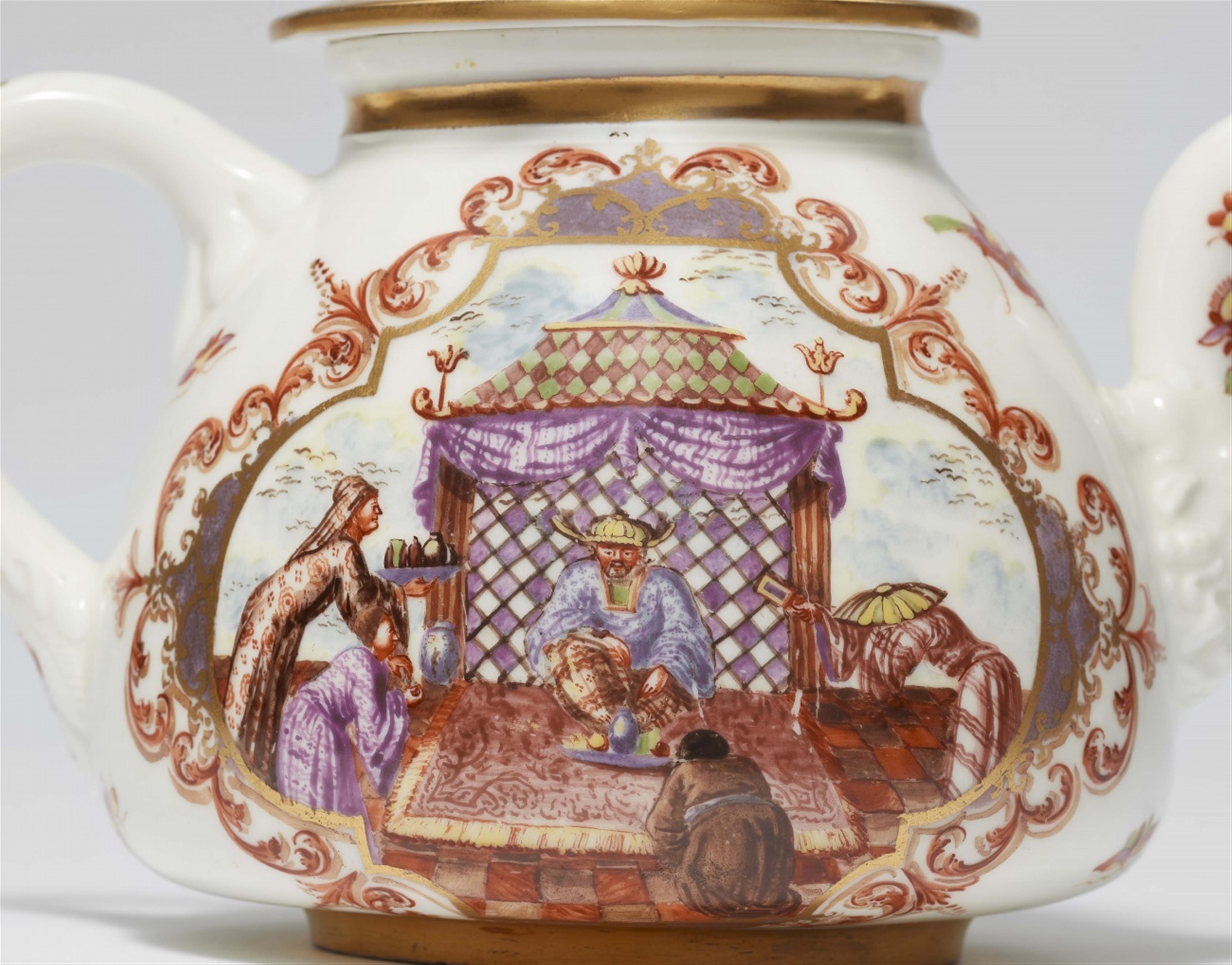 A Meissen porcelain teapot with K.P.M mark and Hoeroldt chinoiseries - image-3