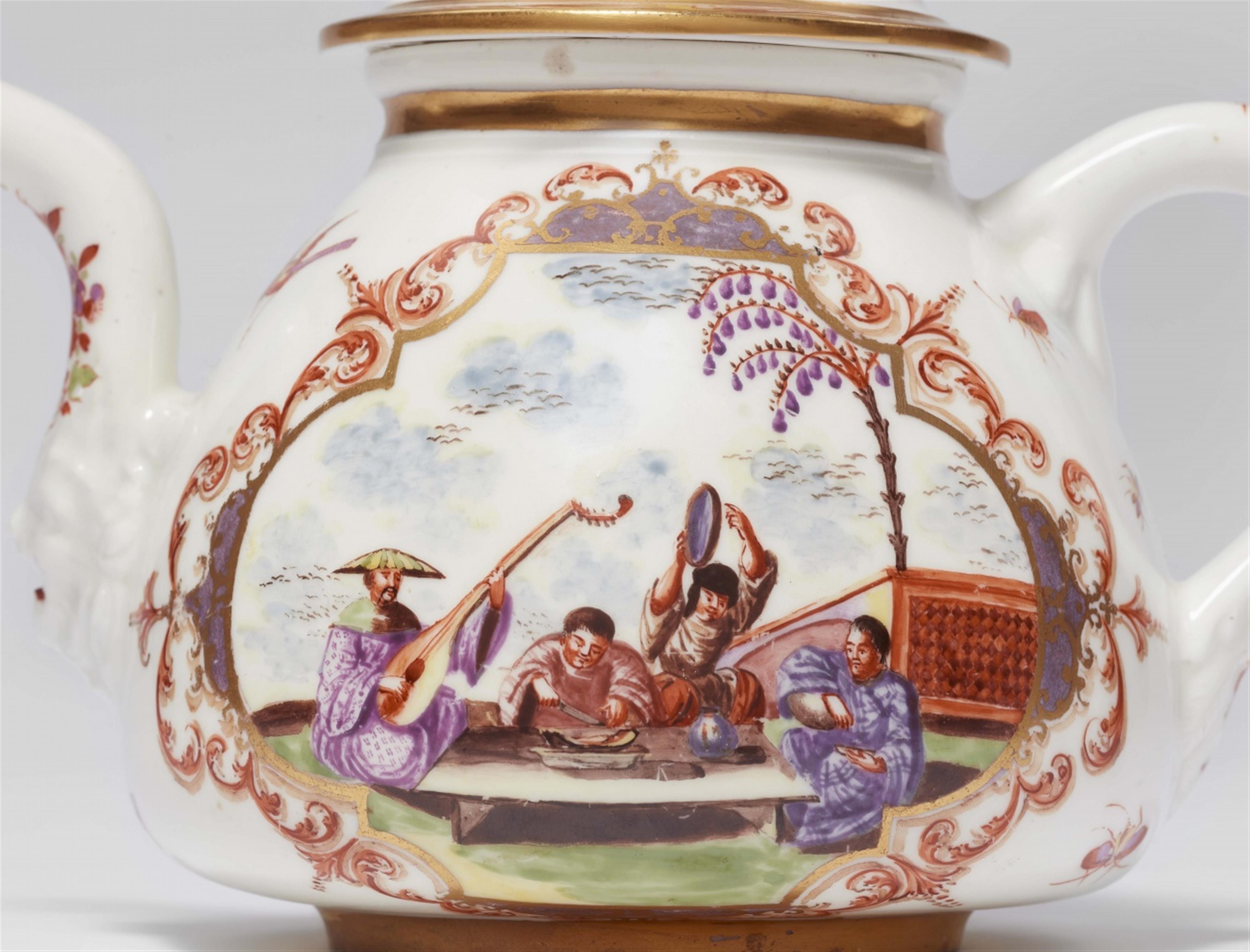 A Meissen porcelain teapot with K.P.M mark and Hoeroldt chinoiseries - image-4
