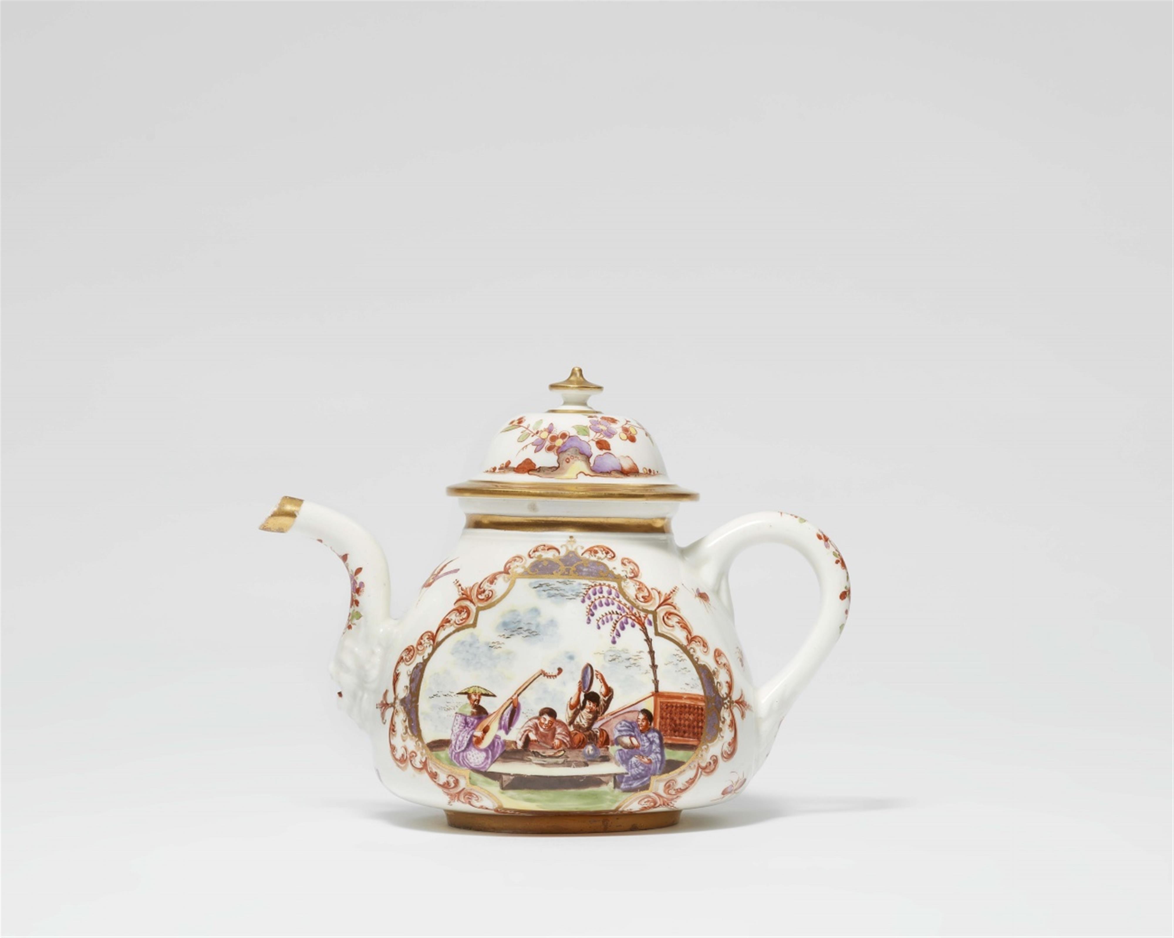 A Meissen porcelain teapot with K.P.M mark and Hoeroldt chinoiseries - image-1