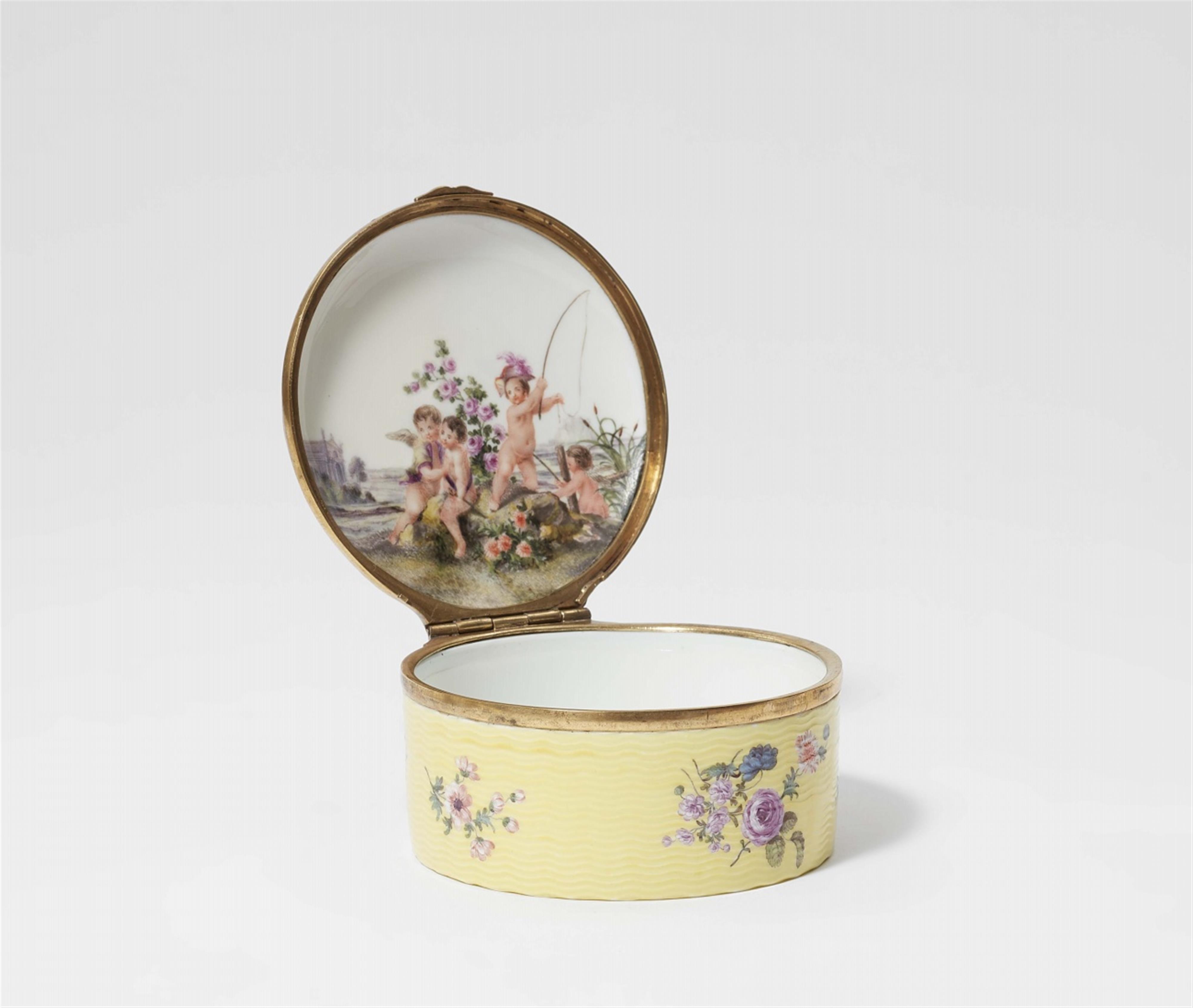 A Meissen porcelain bonbonnière with yellow ground - image-1