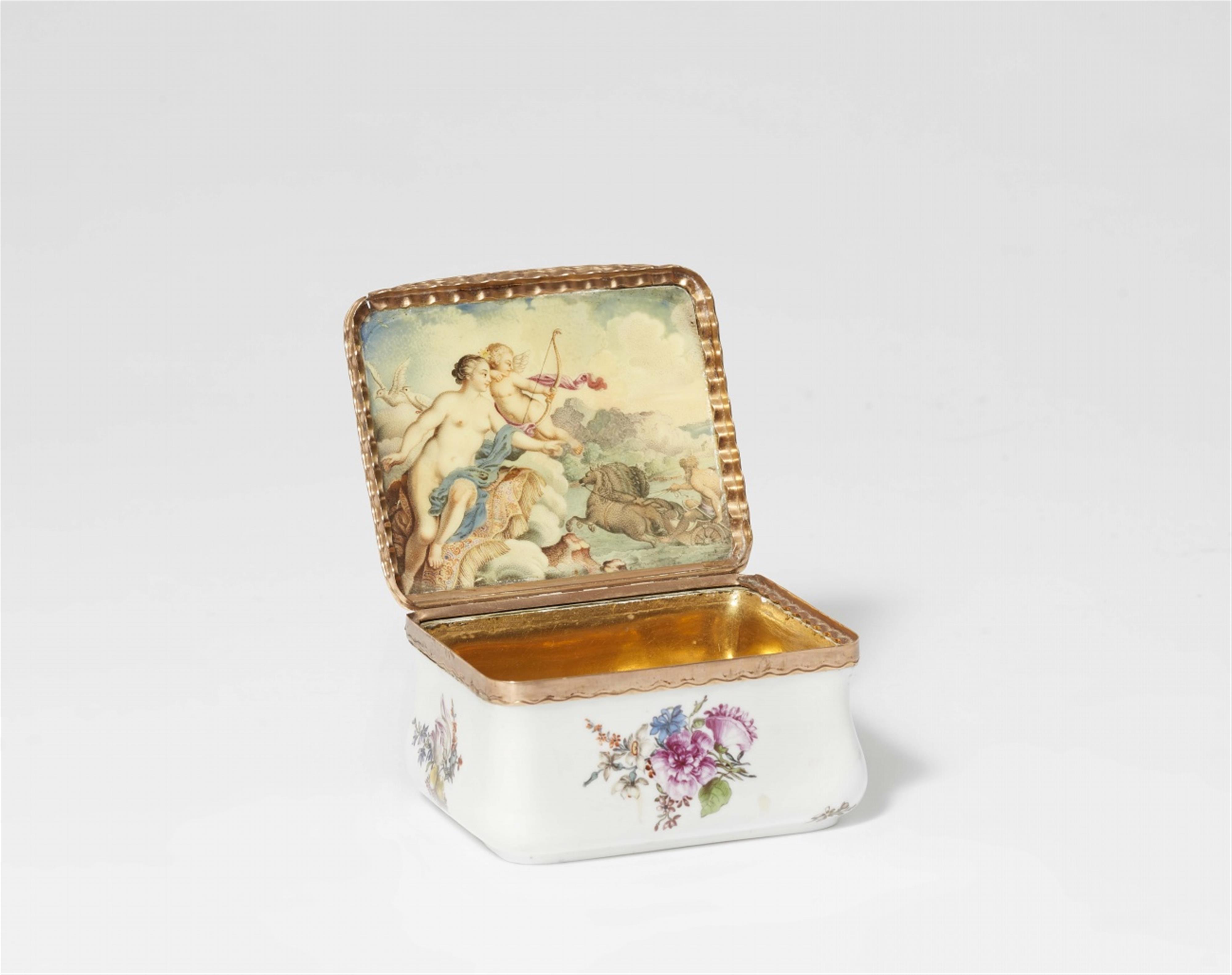 A porcelain snuff box painted with Venus and Cupid - image-1