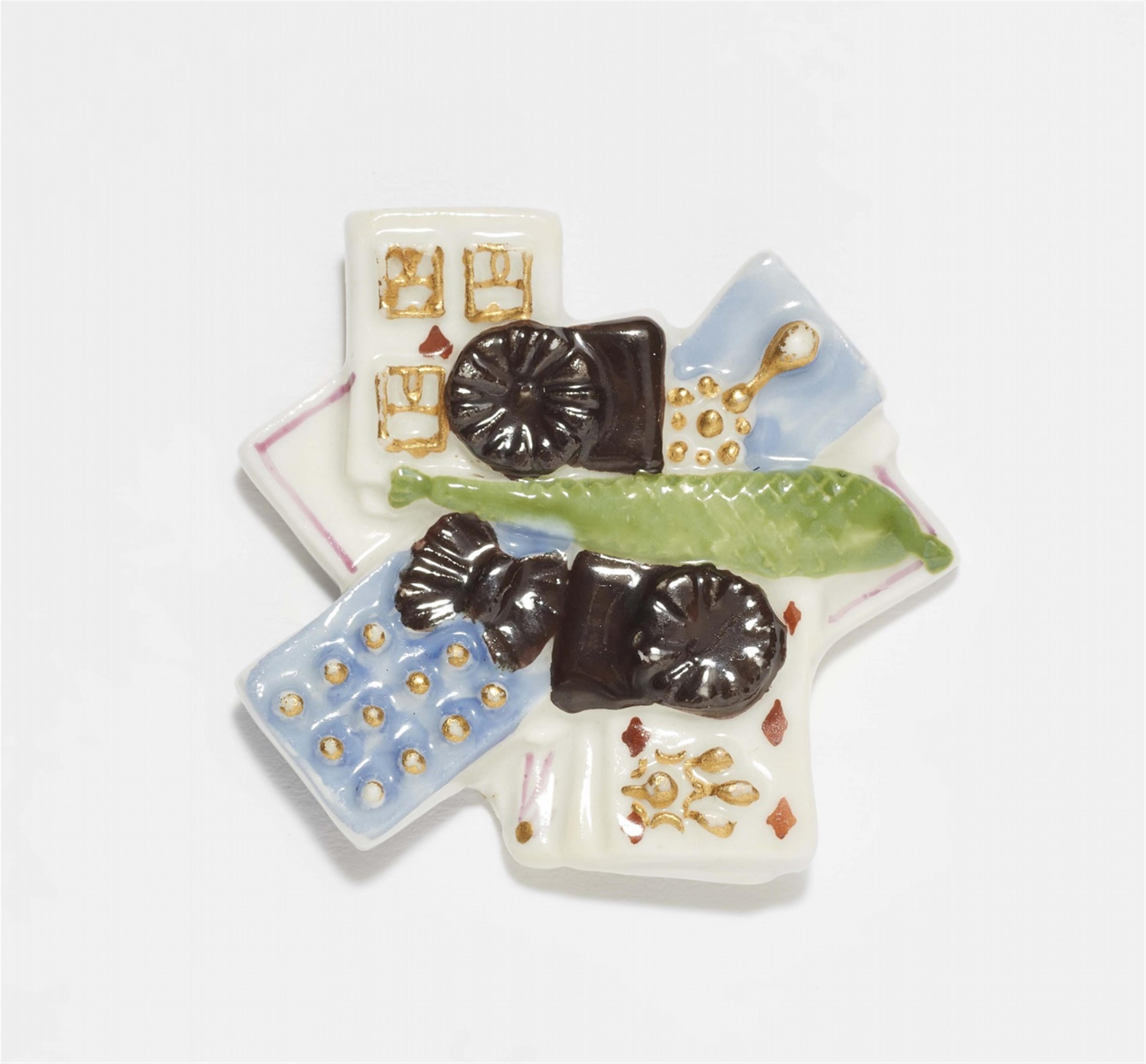 A rare fan-shaped Meissen porcelain game piece - image-2
