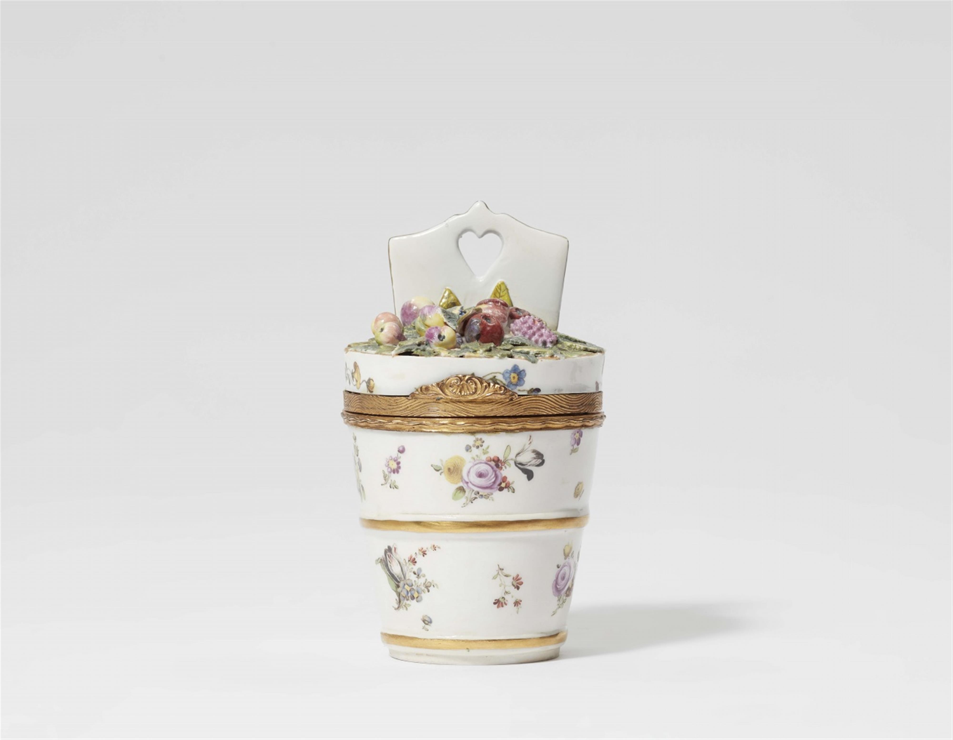 A Meissen porcelain snuff box formed as a basket of grapes and fruit - image-1