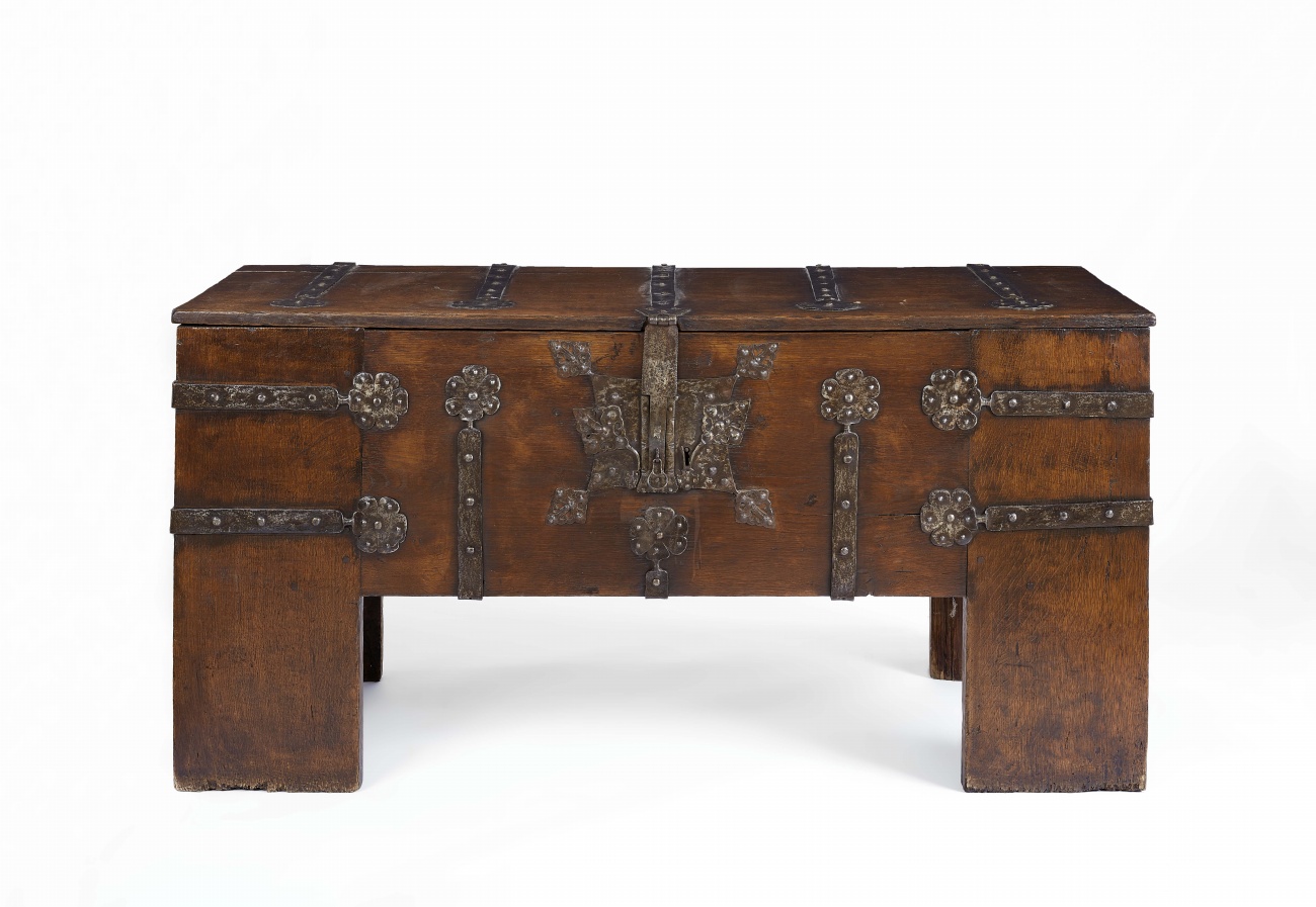 A late Gothic oak chest - image-1