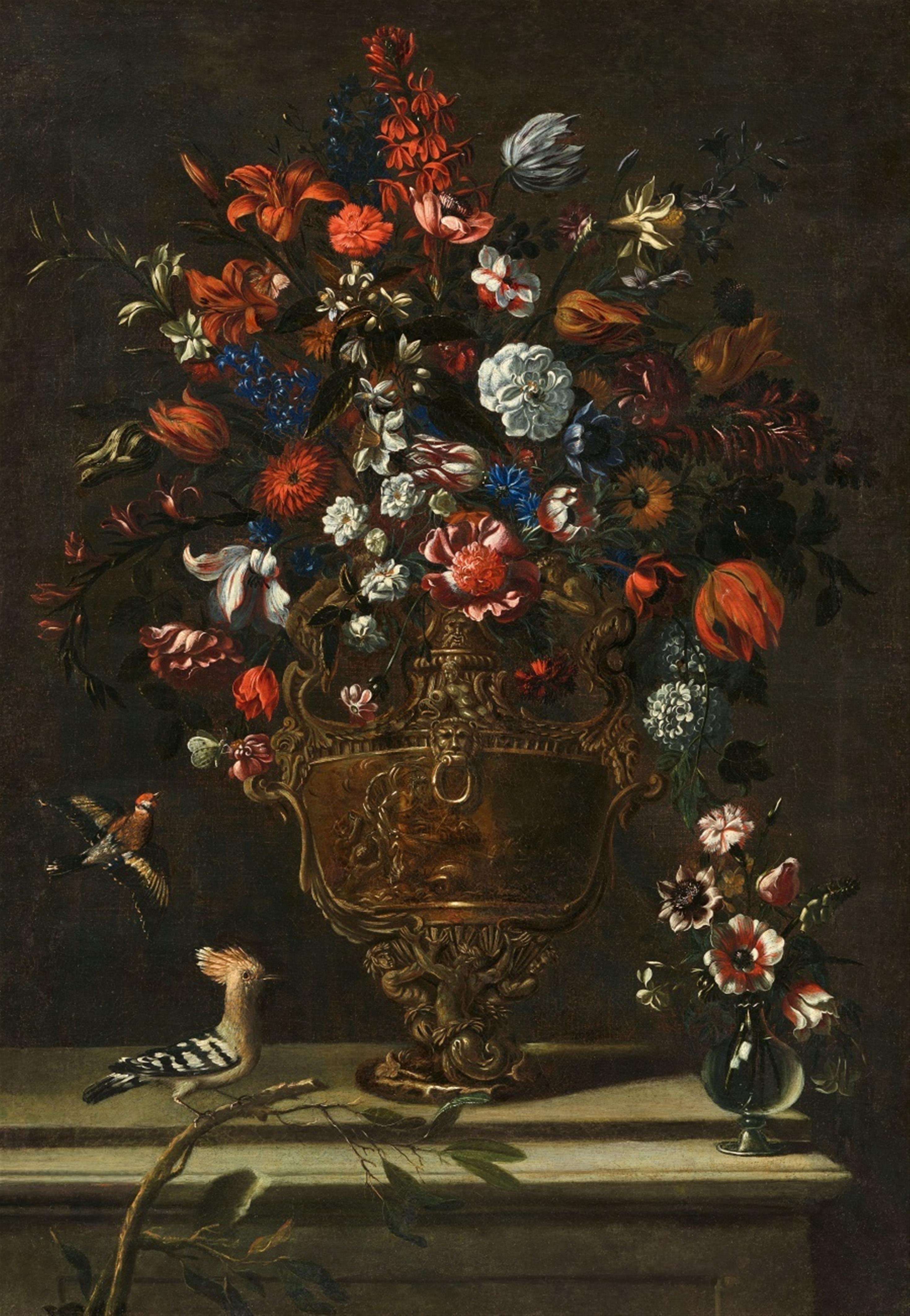 Mario Nuzzi, called Mario dei Fiori - Eine Metallvase und eine Glasvase mit Blumen, ein Stieglitz und ein Wiedehopf auf einer Steinplatte 
Eine Metallvase mit Blumen, eine umgedrehte Silbervase, eine Elster und ein weiterer Vogel auf einer Steinplatte - image-1