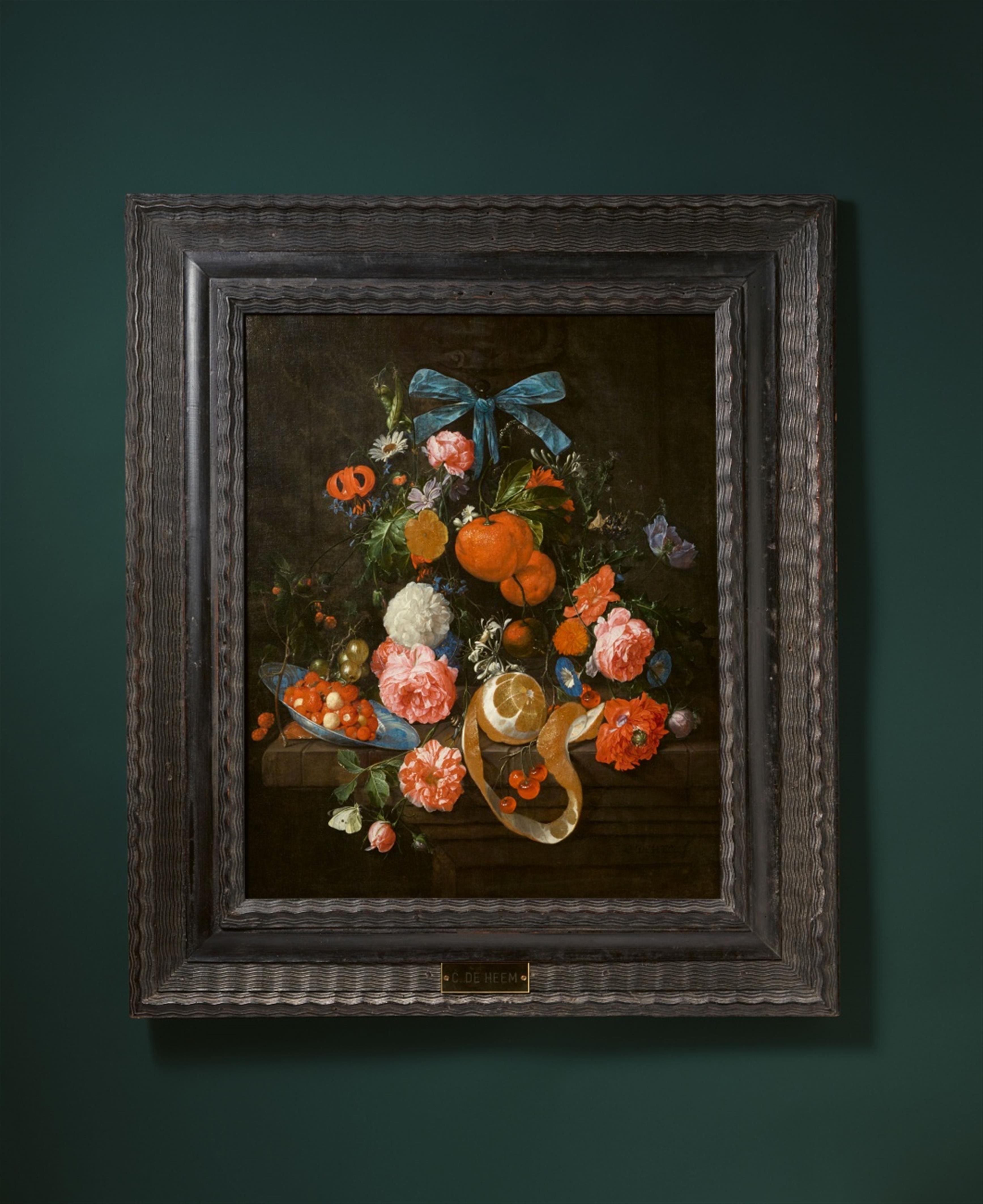Cornelis de Heem - Stillleben mit Orangen, Rosen, Goldblume und anderen Blumen auf einer Steinplatte mit Walderdbeeren auf einer Wanli-Schale sowie einer geschälten Zitrone, Kirschen und Stachelbeeren - image-2