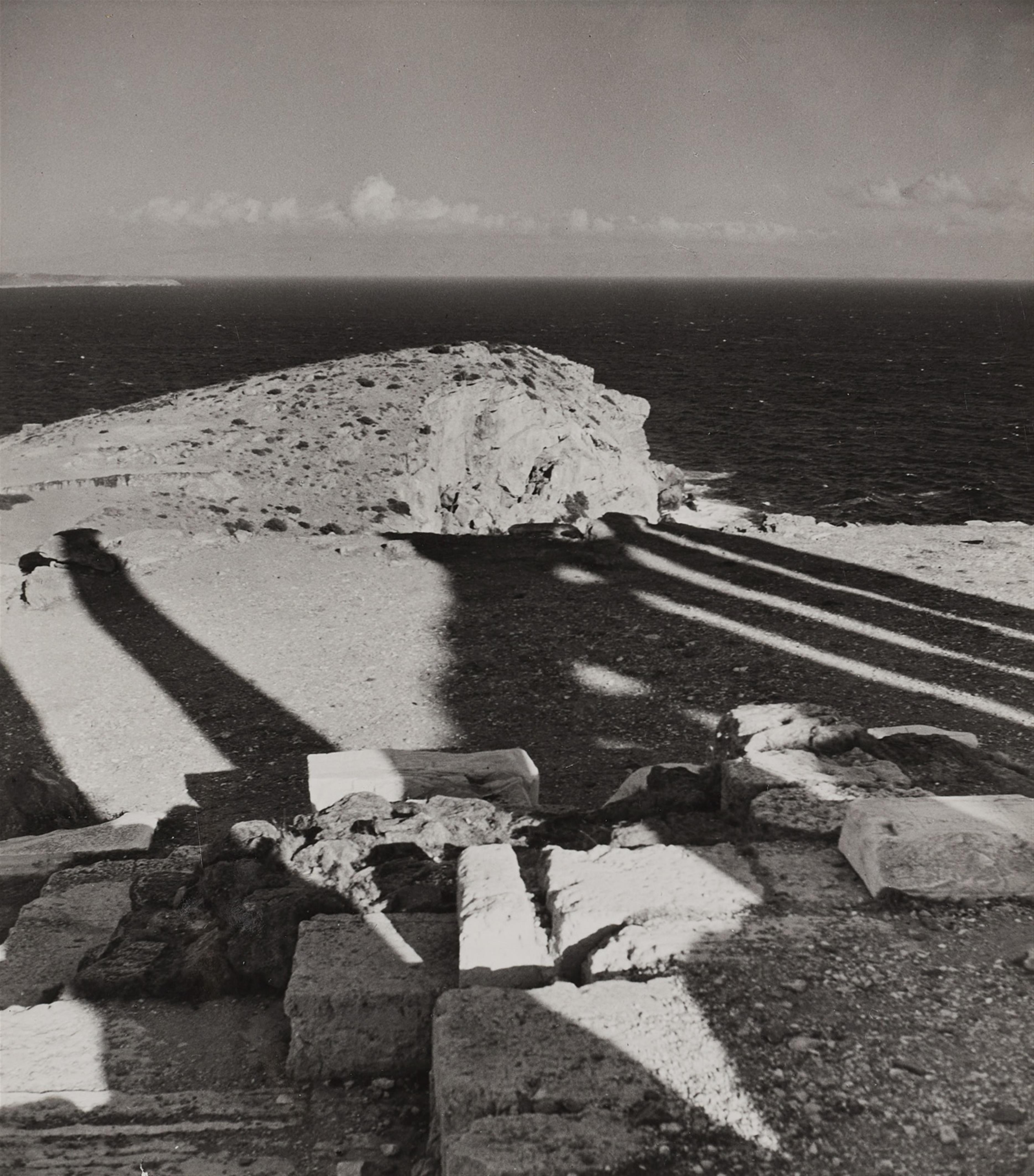 Herbert List - Schatten der Säulen des Poseidontempels, Kap Sounion - image-1
