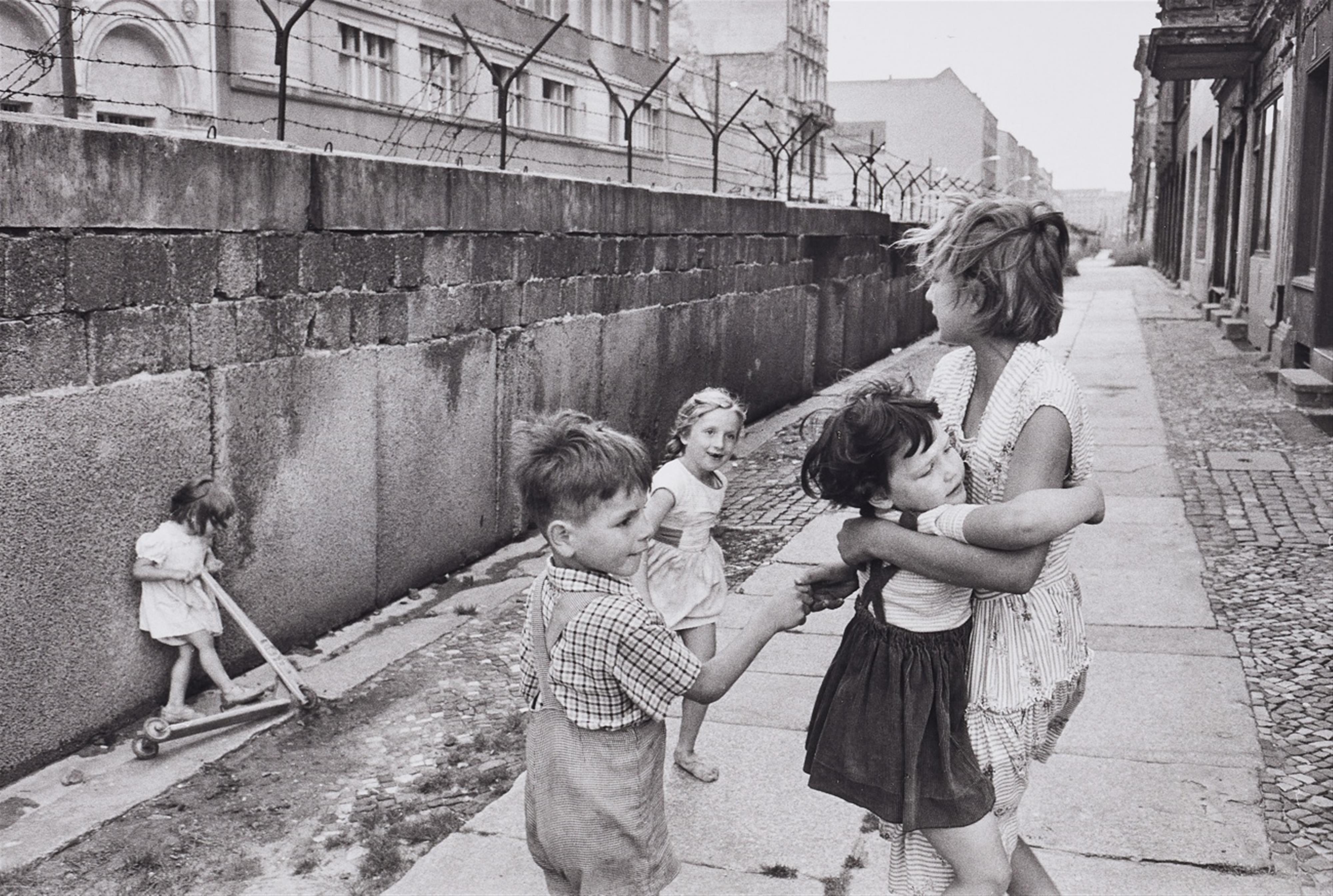 Henri Cartier-Bresson - Mur de Berlin - image-1