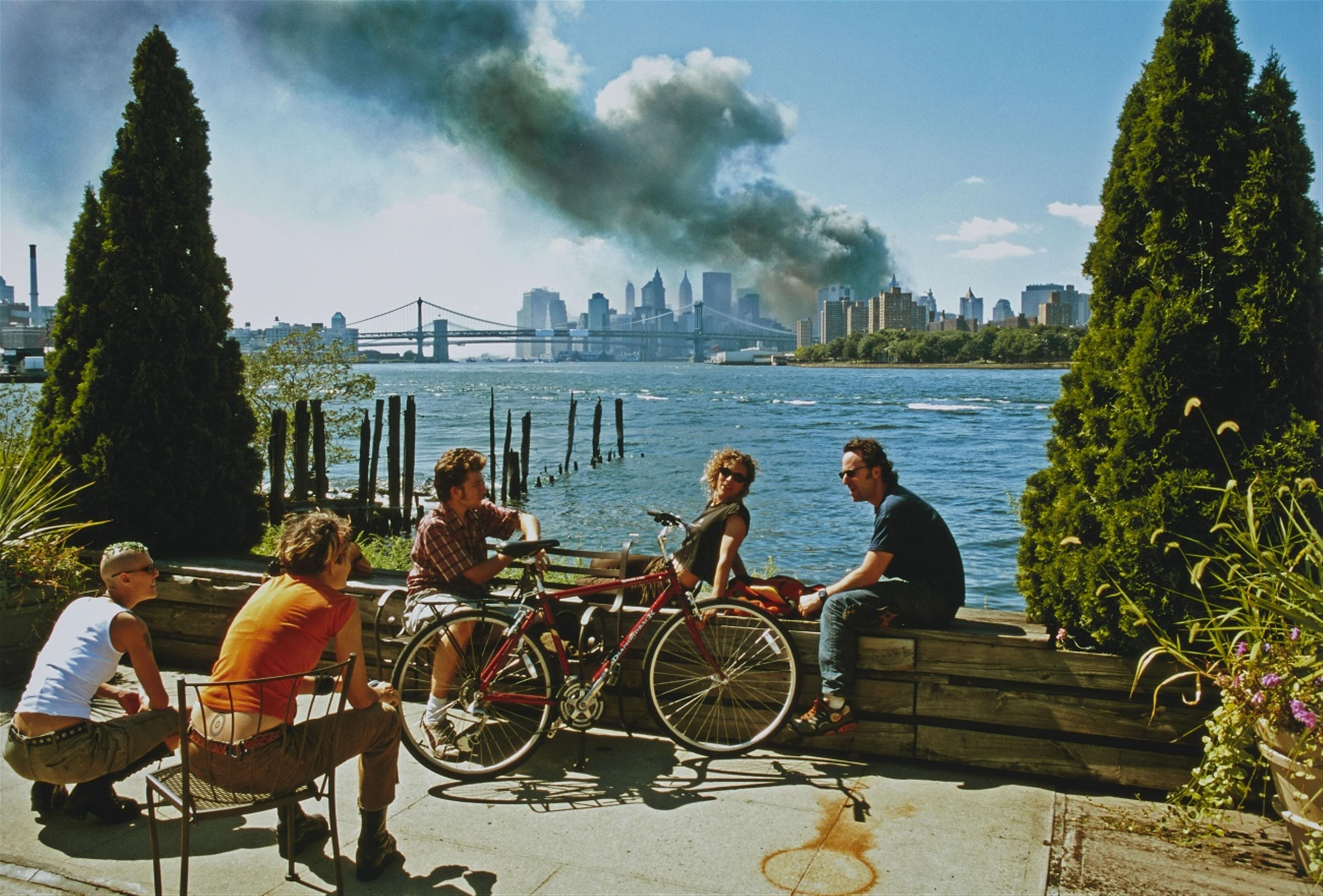 Thomas Höpker - Blick von Williamsburg, Brooklyn, auf Manhattan, 11. September 2001 - image-1