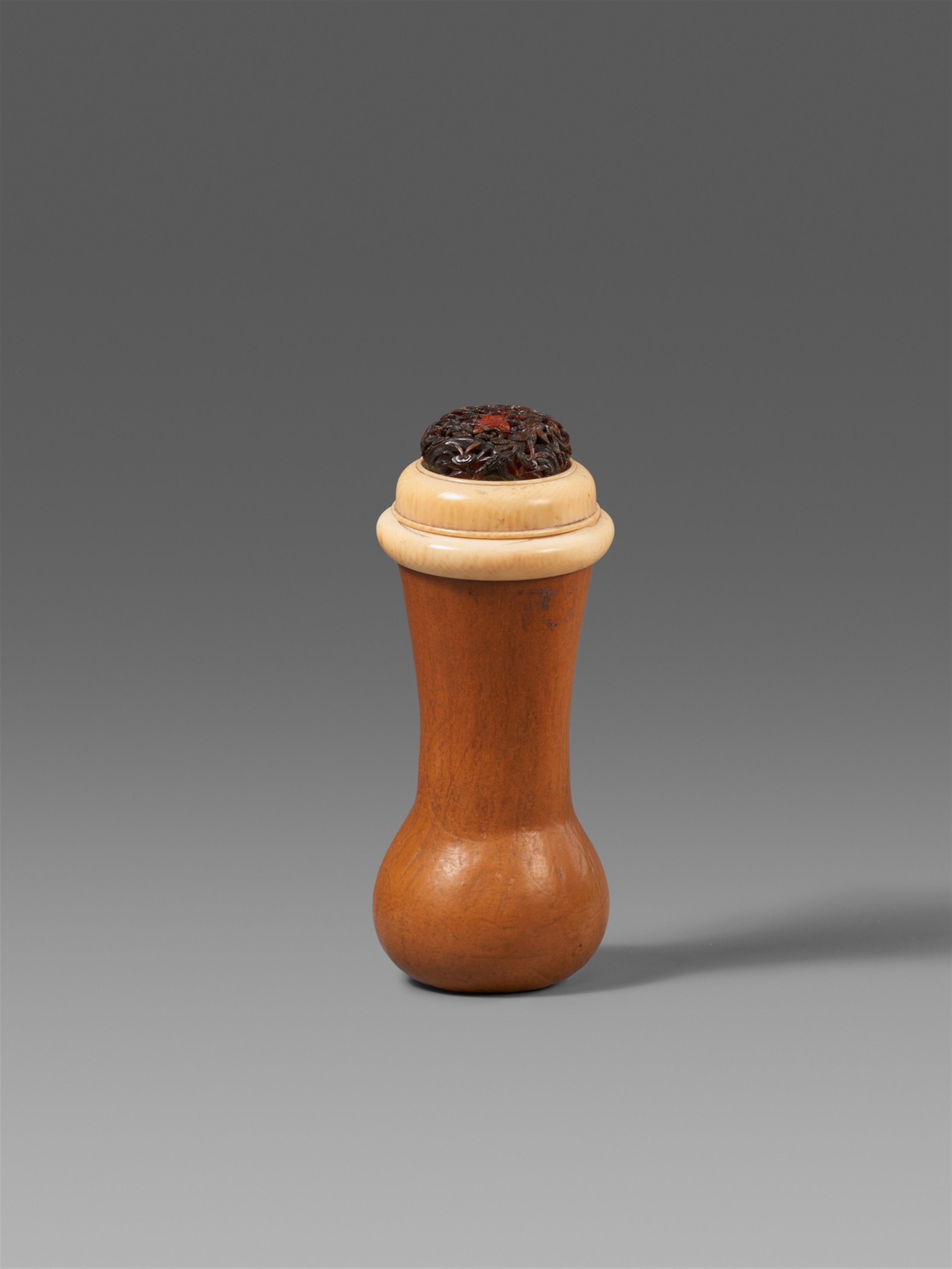 A gourd cricket cage with tortoisre shell and ivory lid. 18th/19th century - image-1