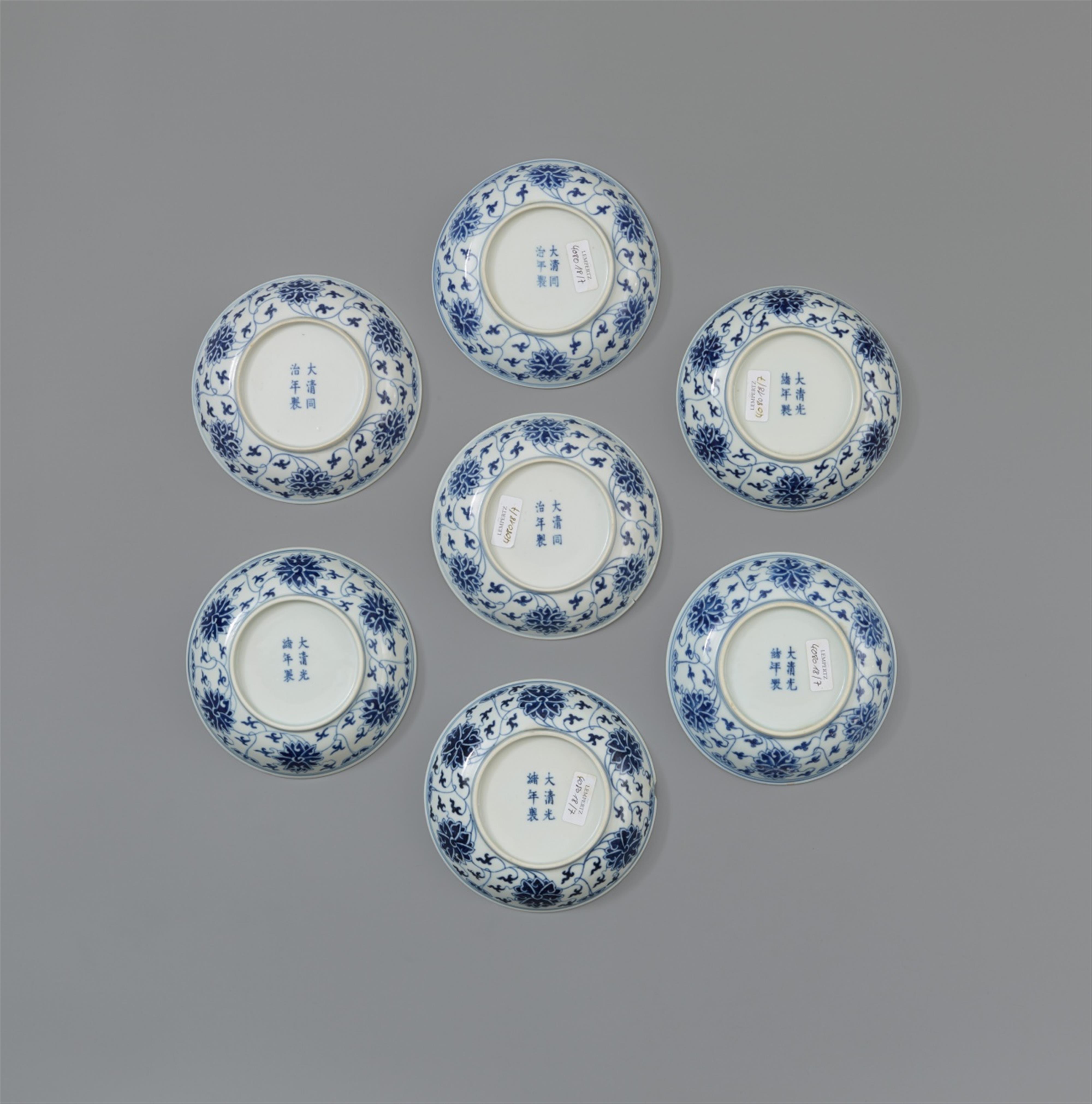 Sieben kleine blau-weiße Schalen mit Lotosdekor. Guangxu-Periode (1875–1908) - image-2