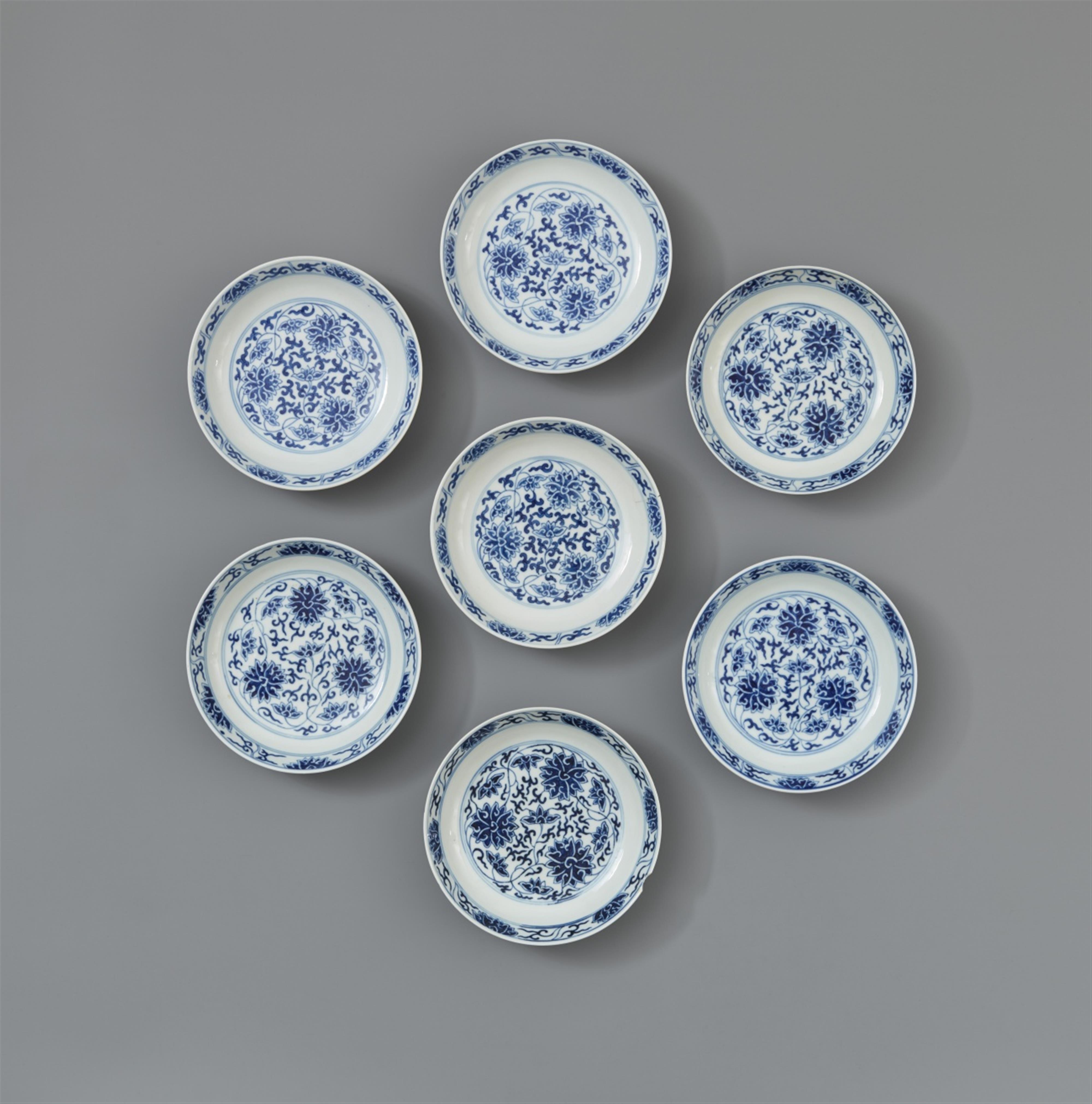 Sieben kleine blau-weiße Schalen mit Lotosdekor. Guangxu-Periode (1875–1908) - image-1