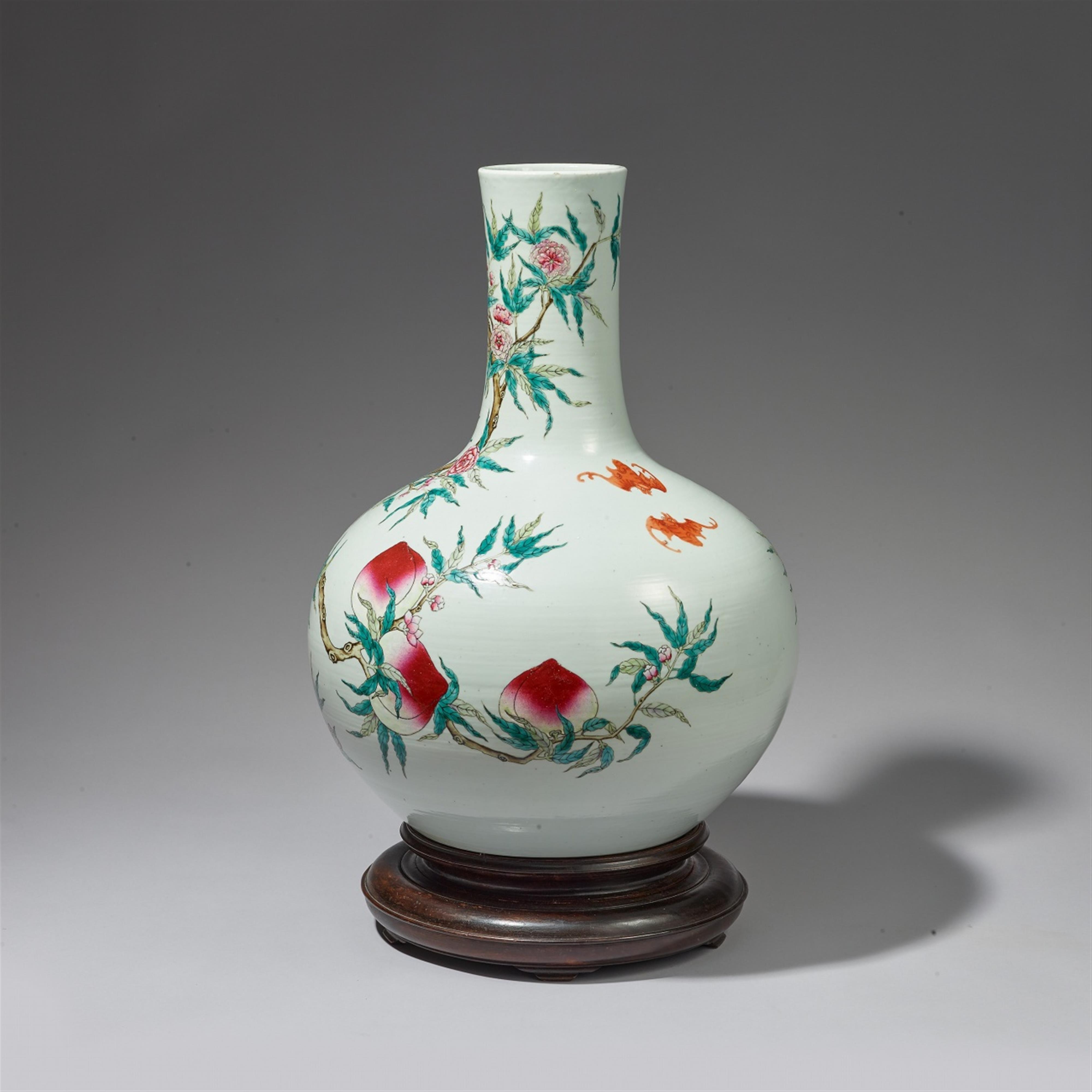 A large famille rose nine peaches bottle vase, tianqiuping. Qing dynasty (1644–1911), 19th century - image-2