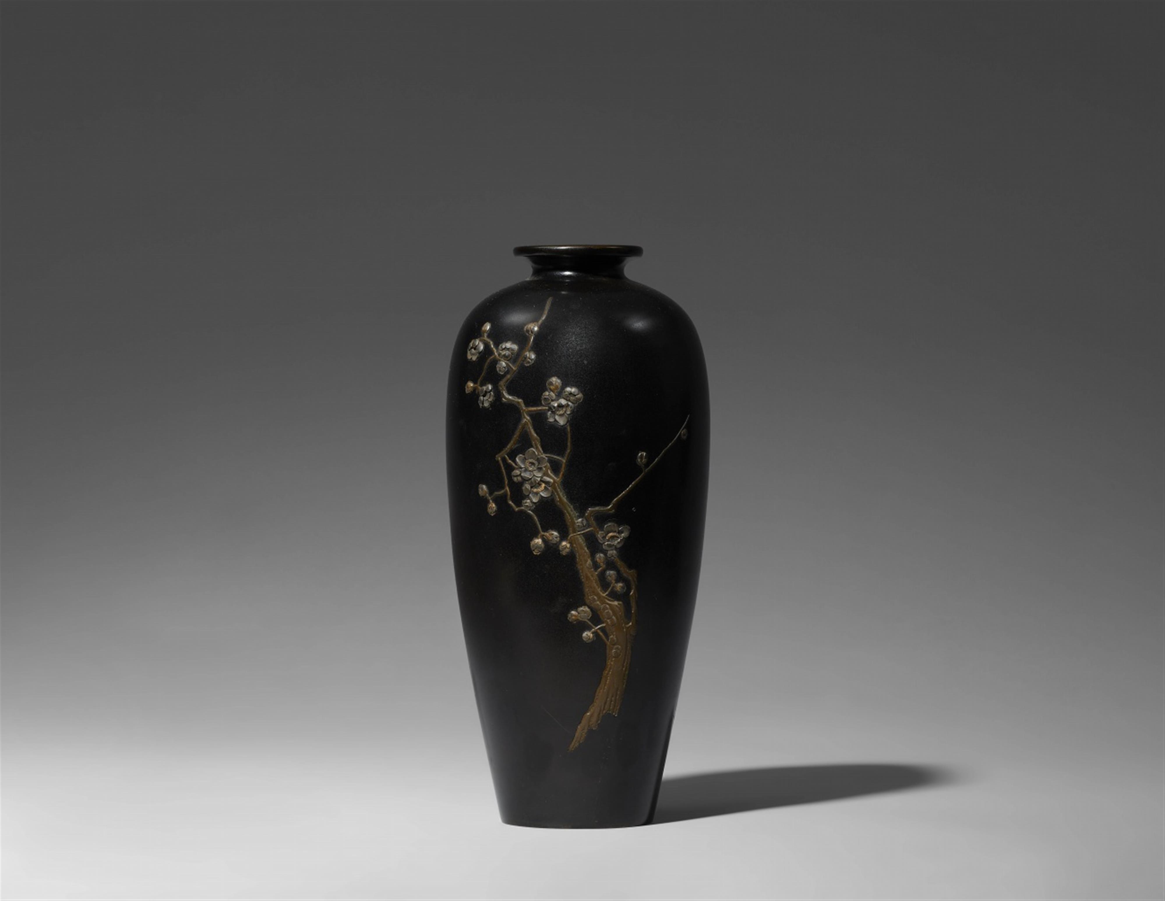 A bronze vase. Late 19th century - image-1