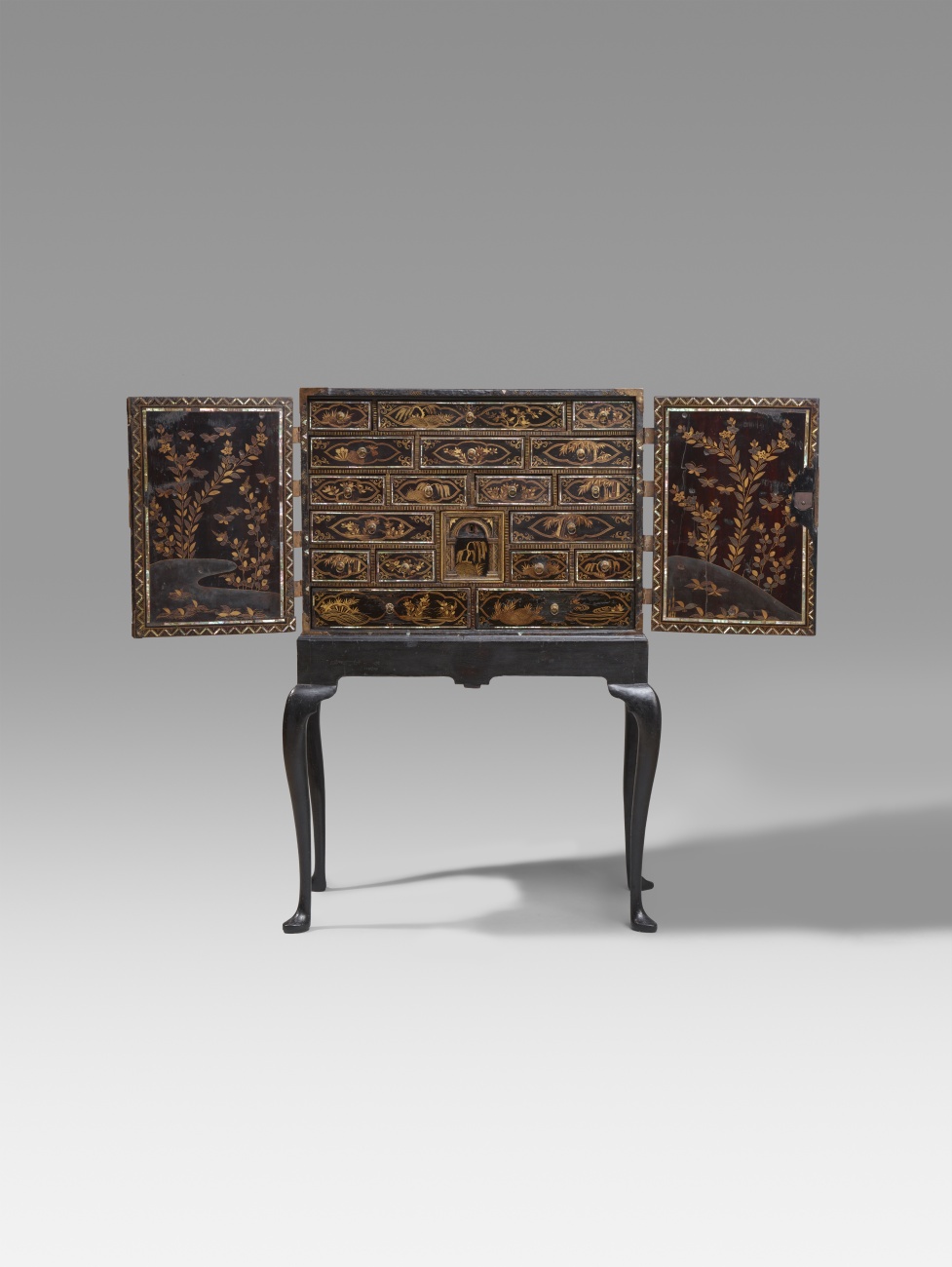 A very large nanban lacquer cabinet-on-stand. 17th century - image-2