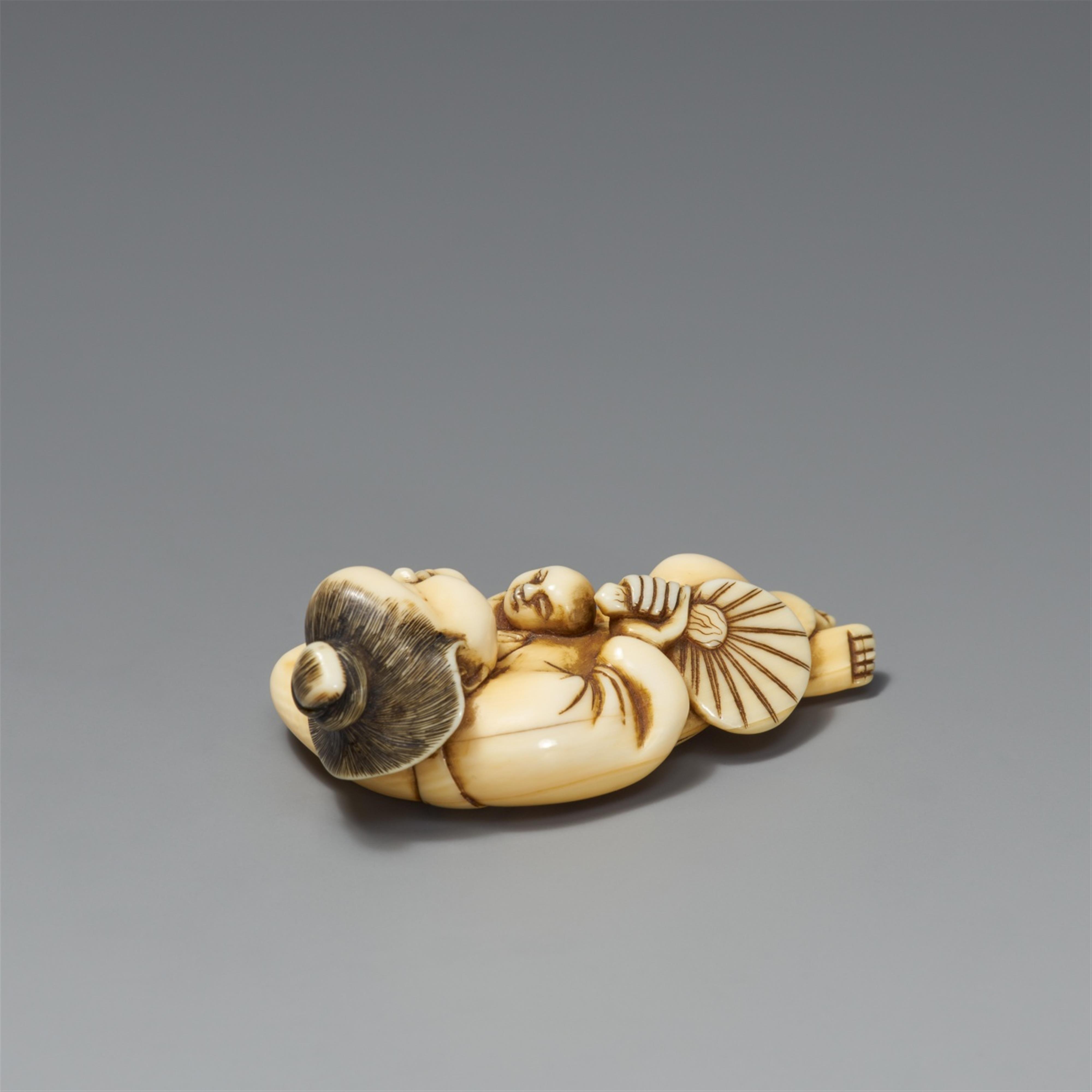 An ivory netsuke of a reclining Okame with a very young boy. Late 18th century - image-2