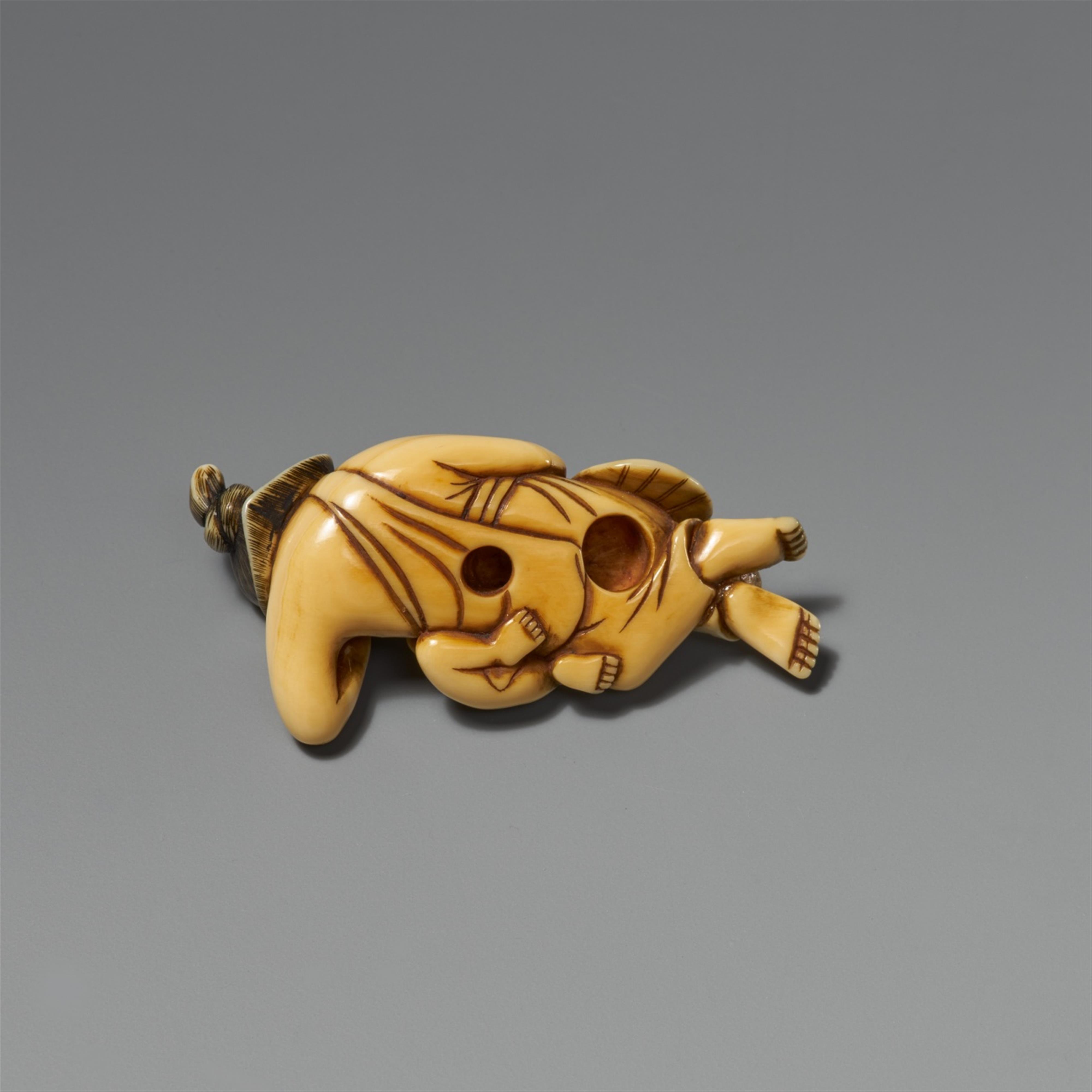 An ivory netsuke of a reclining Okame with a very young boy. Late 18th century - image-3
