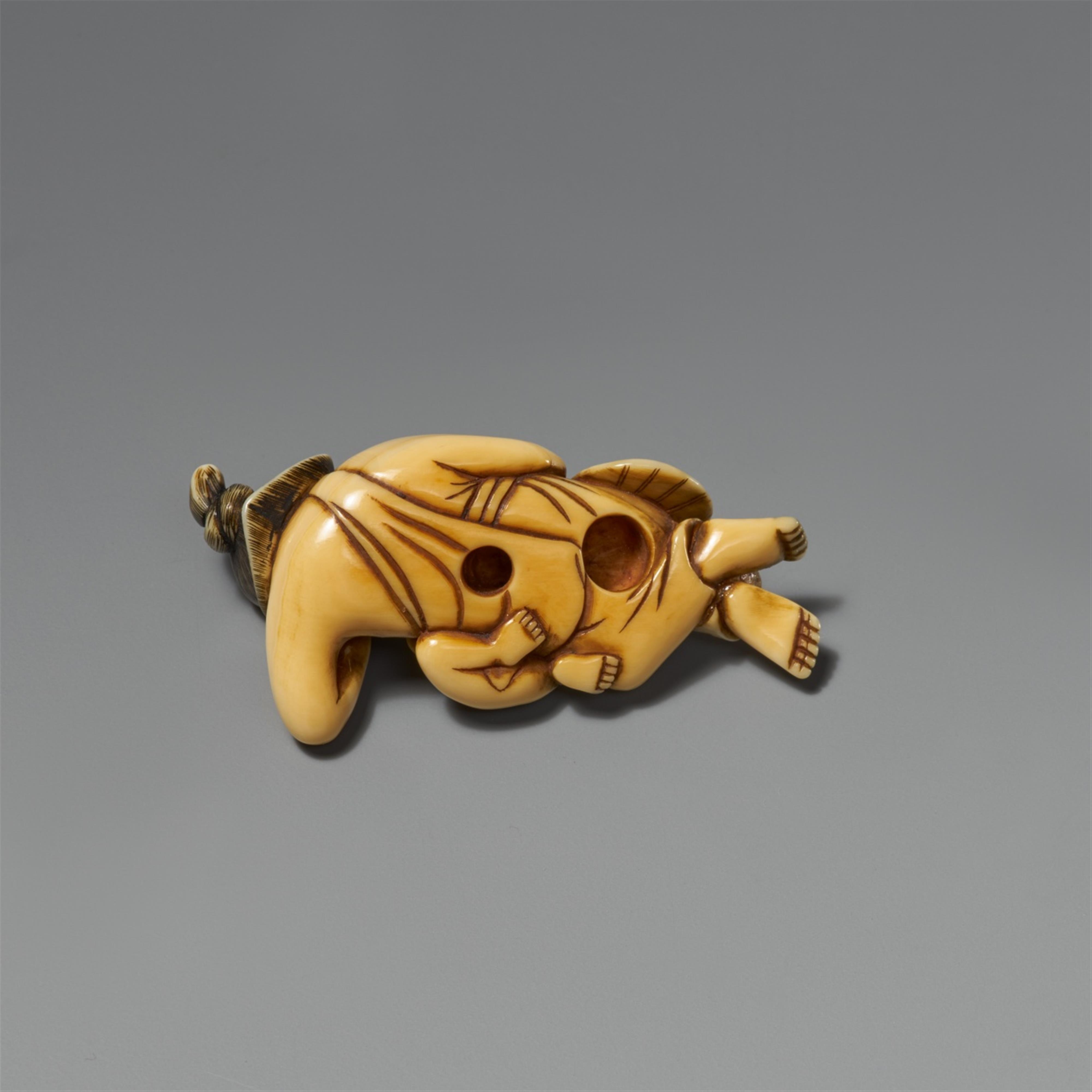 An ivory netsuke of a reclining Okame with a very young boy. Late 18th century - image-4