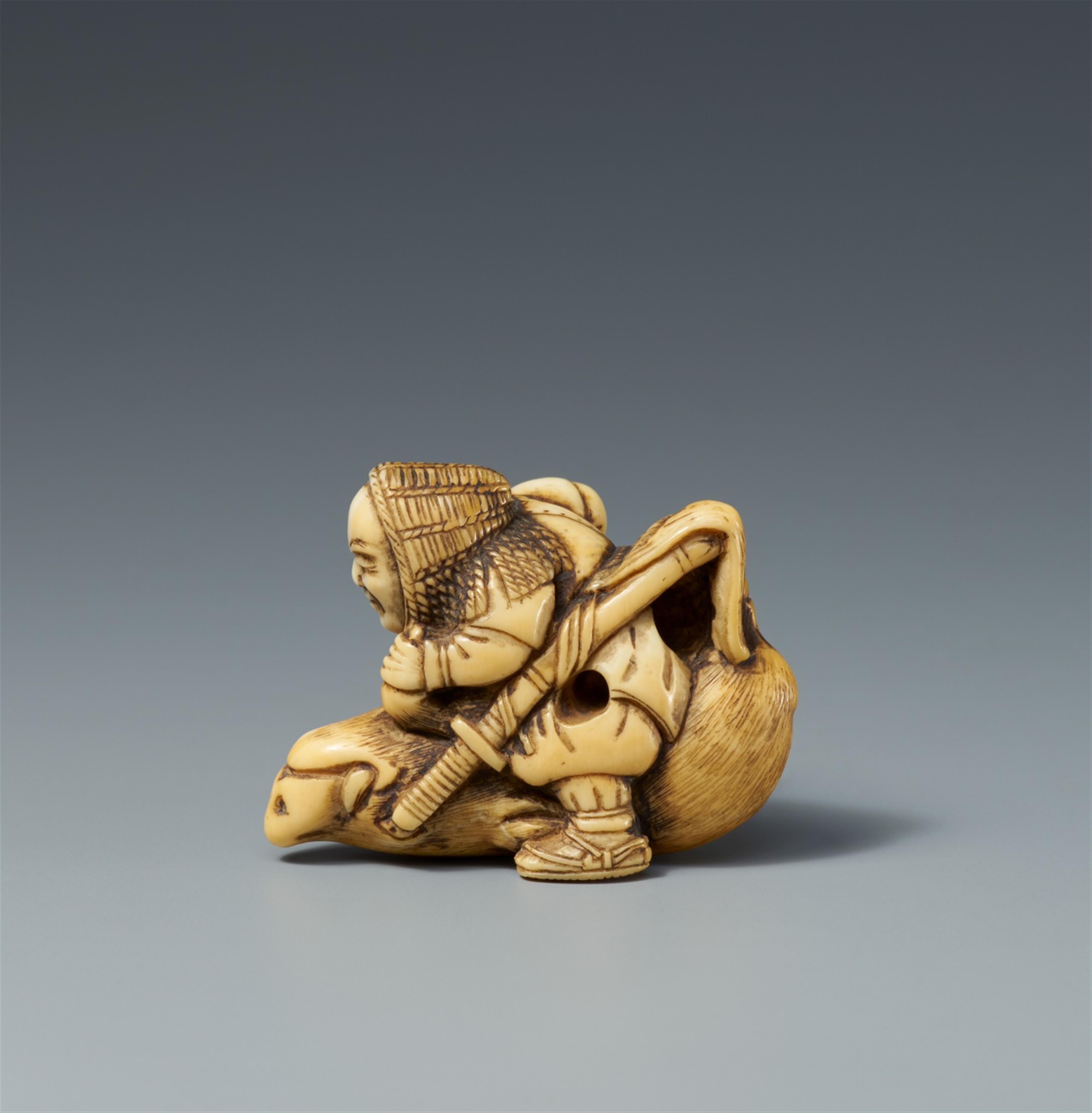 An ivory netsuke of a hunter with a boar. 19th century - image-2