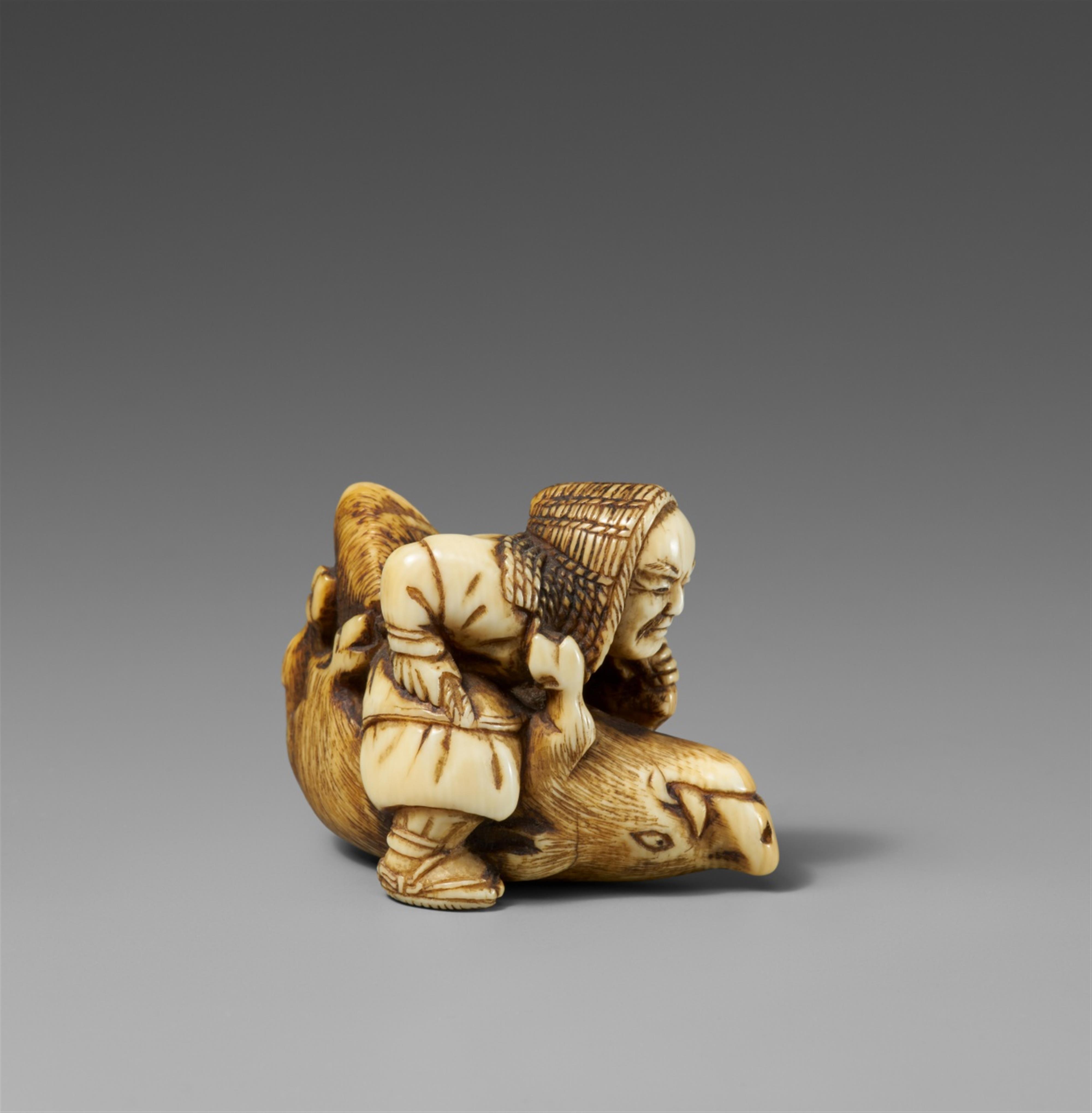 An ivory netsuke of a hunter with a boar. 19th century - image-1