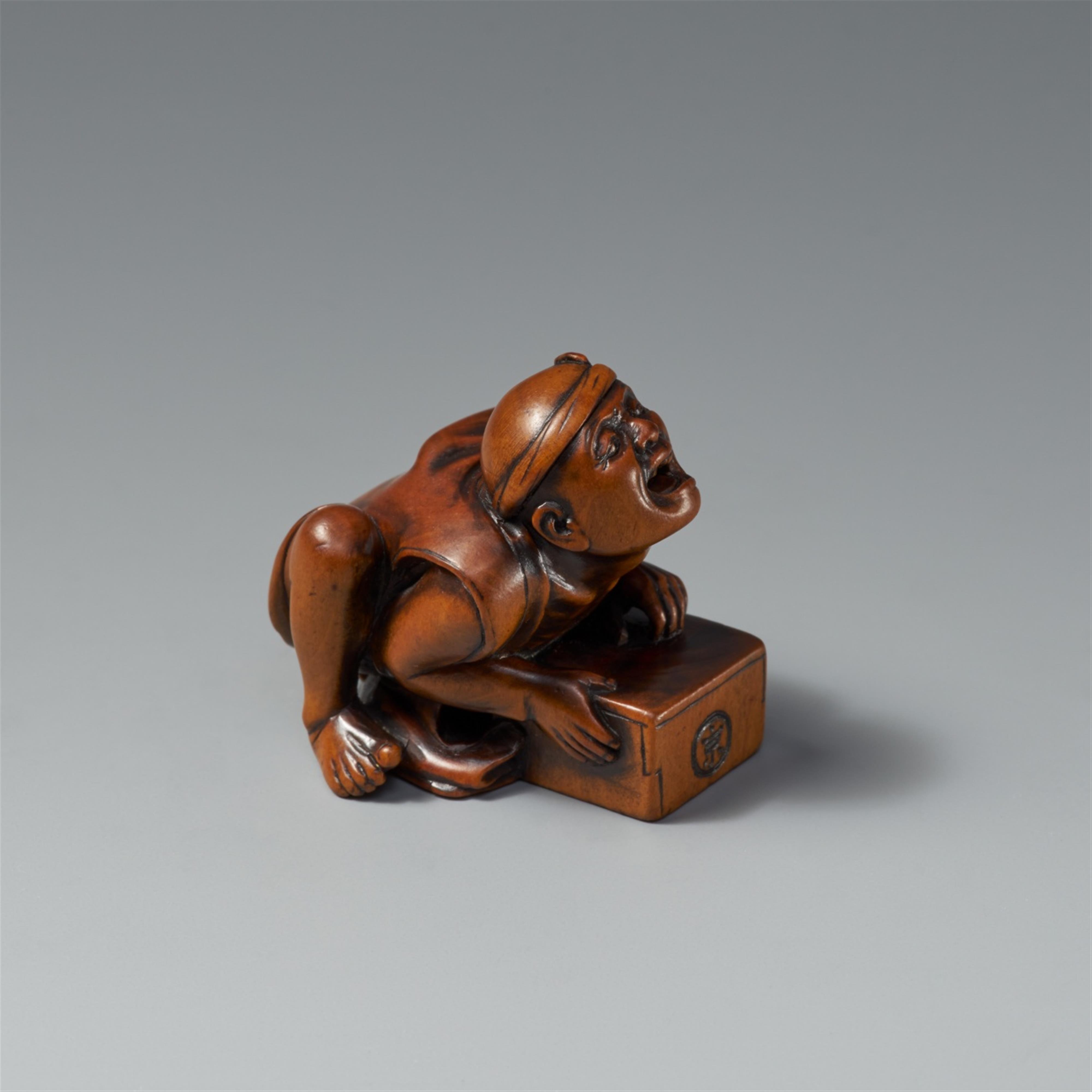 A boxwood netsuke of a luckless rat catcher. 19th century - image-2