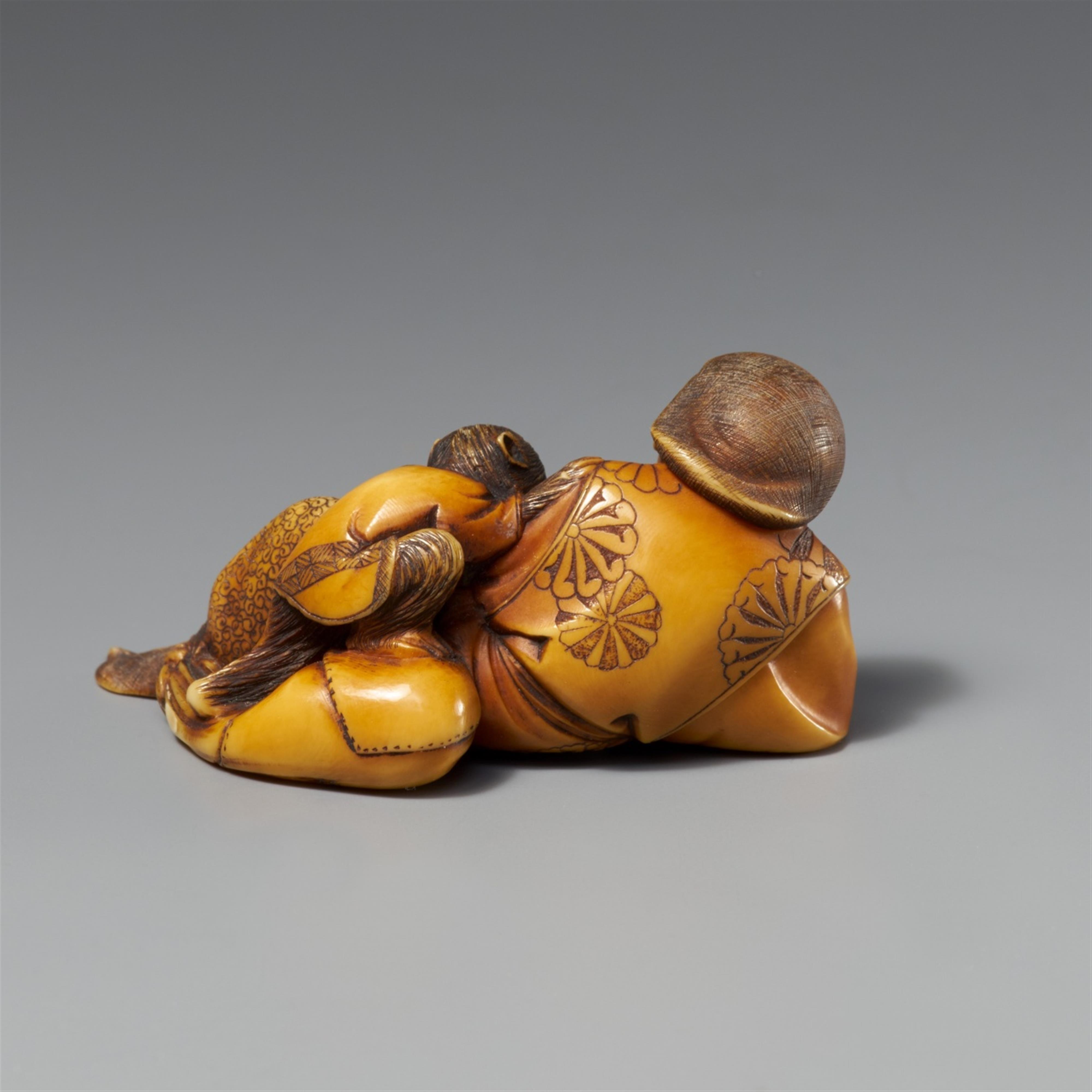 A stained ivory netsuke of a resting sarumawashi. Late 19th century - image-2