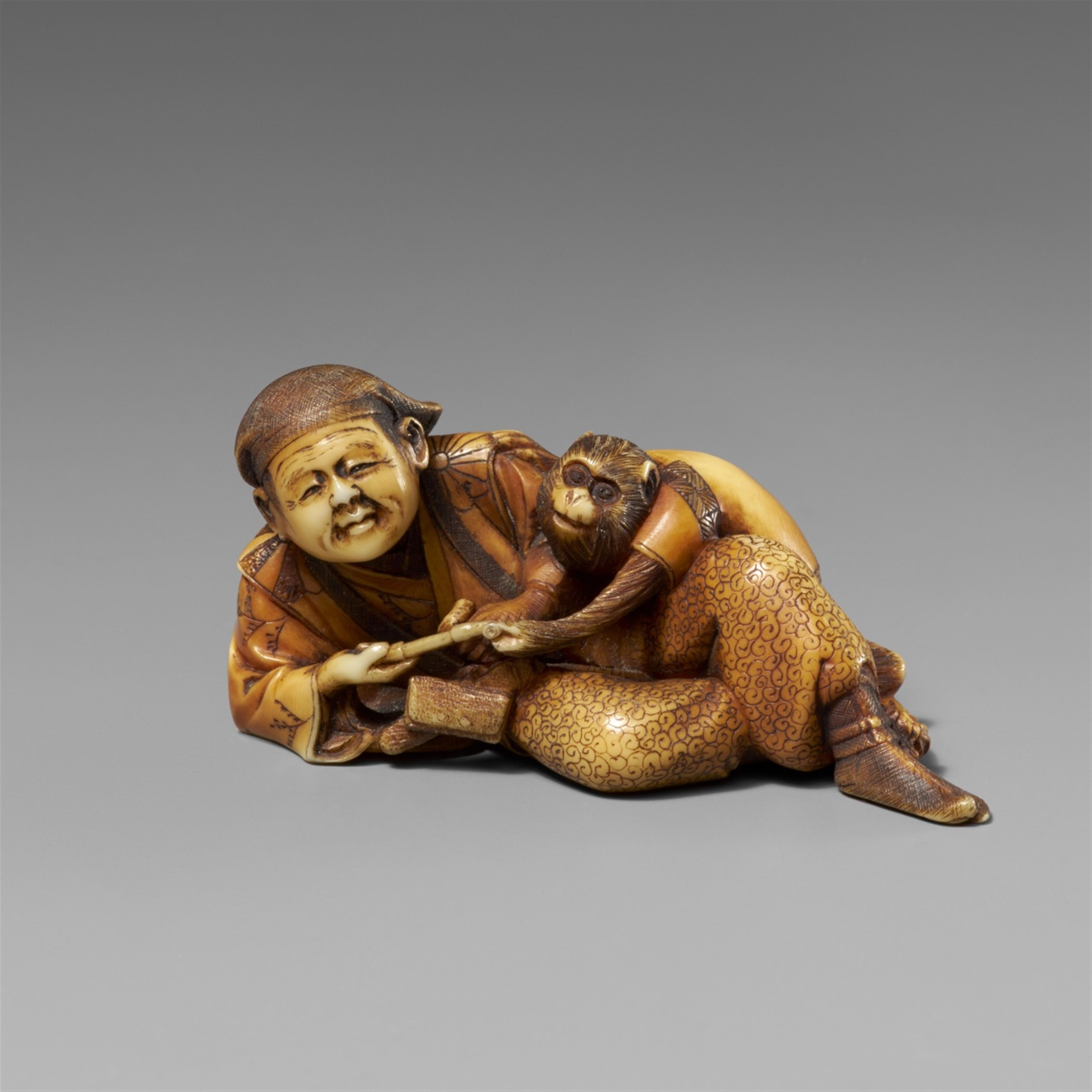 A stained ivory netsuke of a resting sarumawashi. Late 19th century - image-1