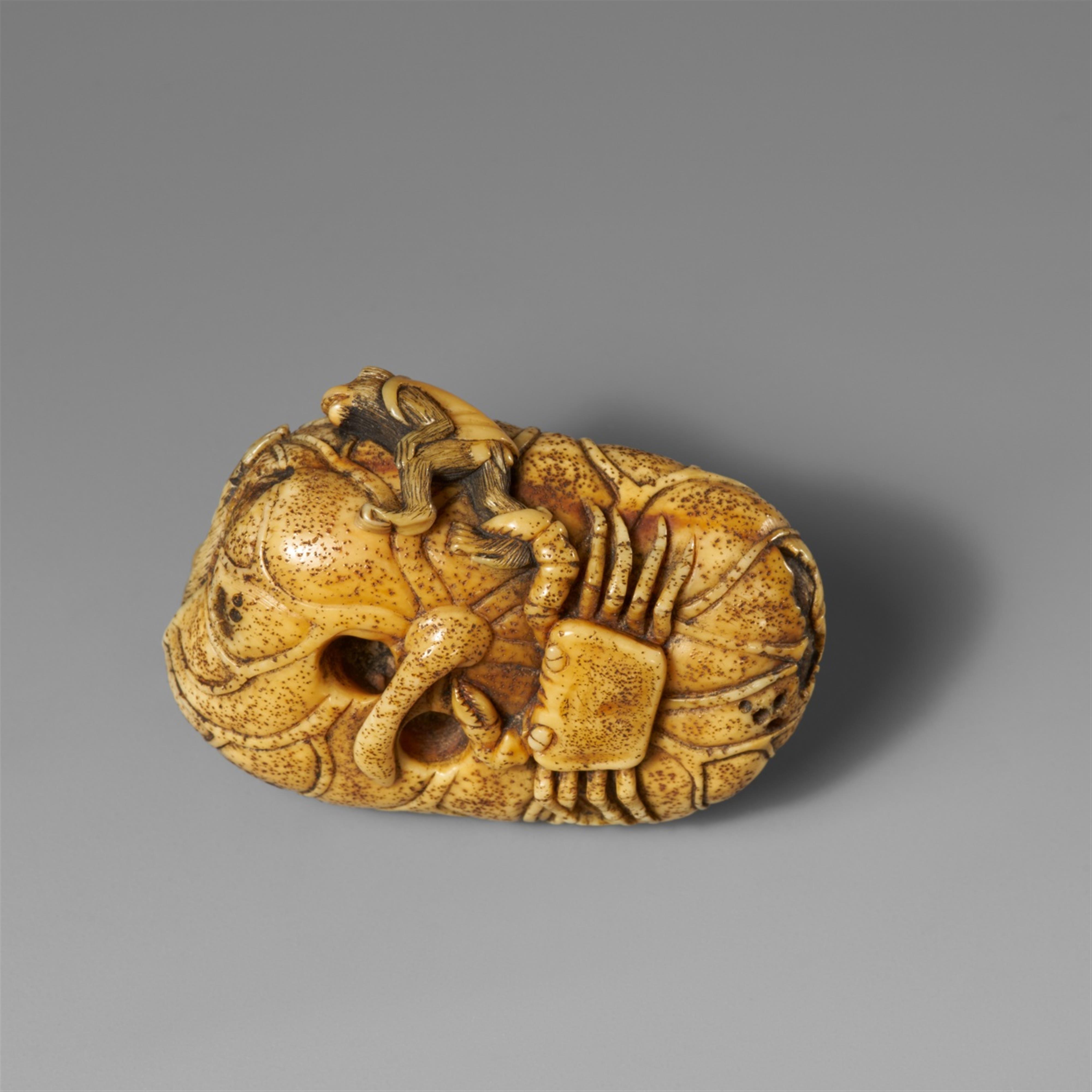 An ivory netsuke of monkey and a crab. 19th century - image-2