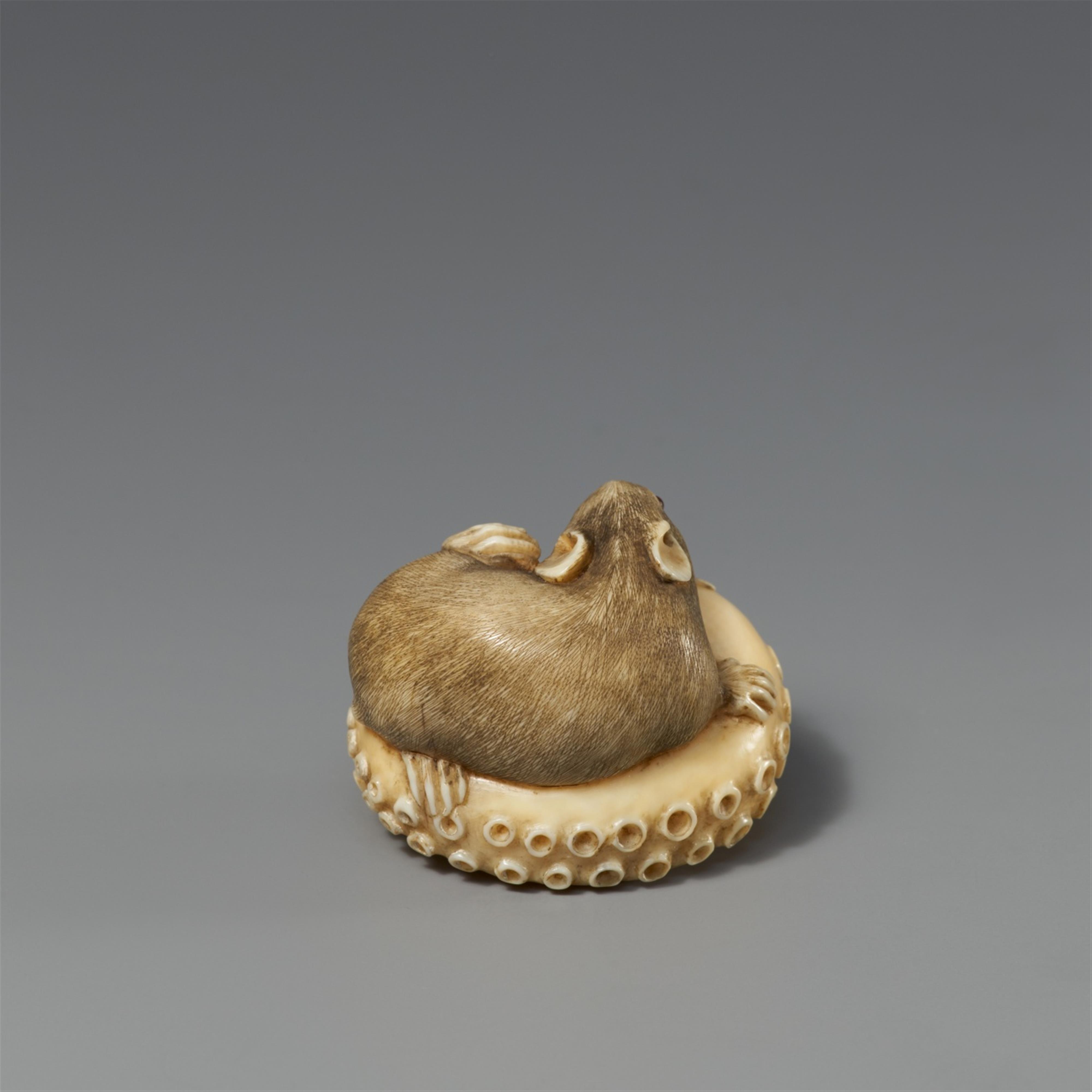 An ivory netsuke of a rat on a tentacle. Around 1900 - image-2