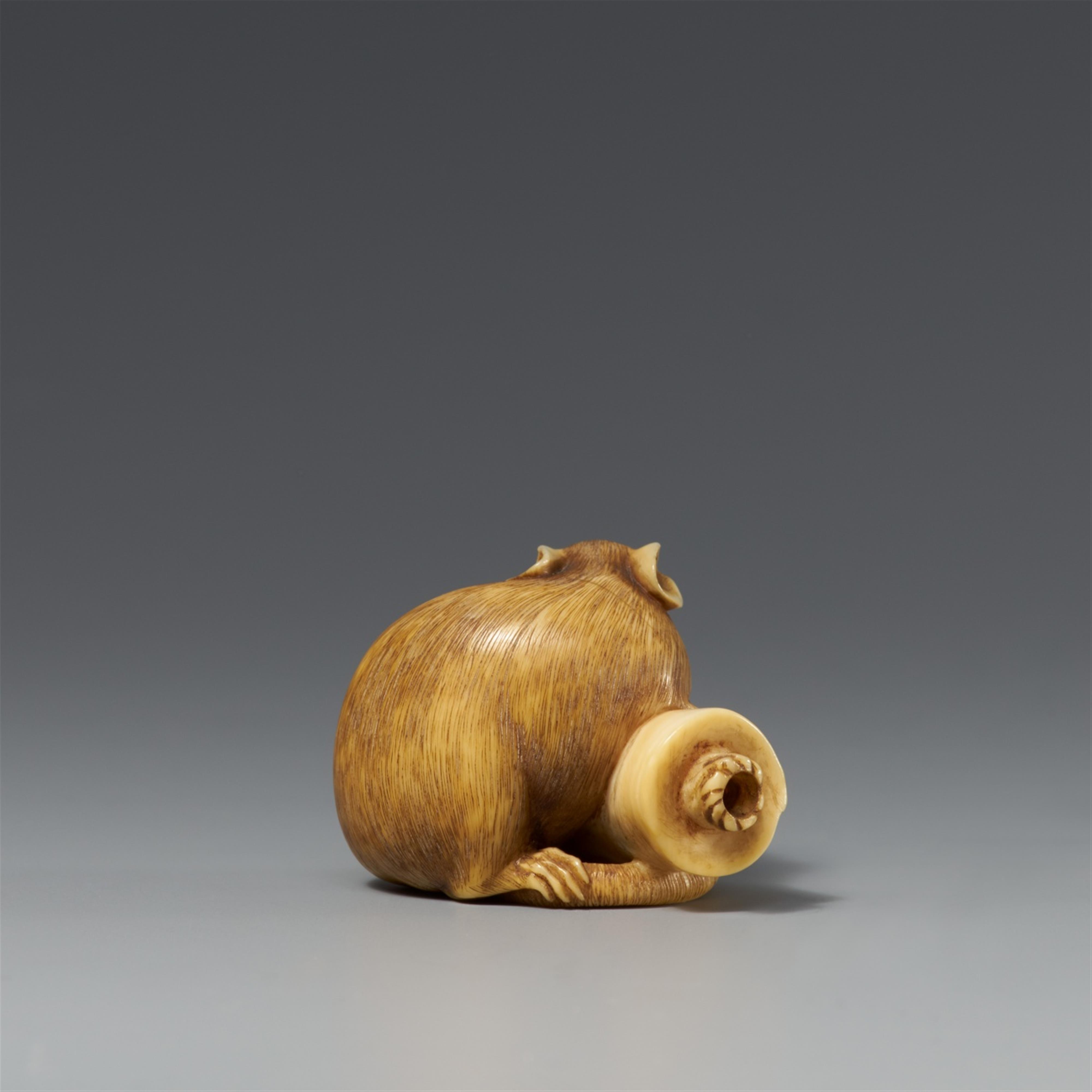 An ivory netsuke of a rat with a candle. First half 19th century - image-2