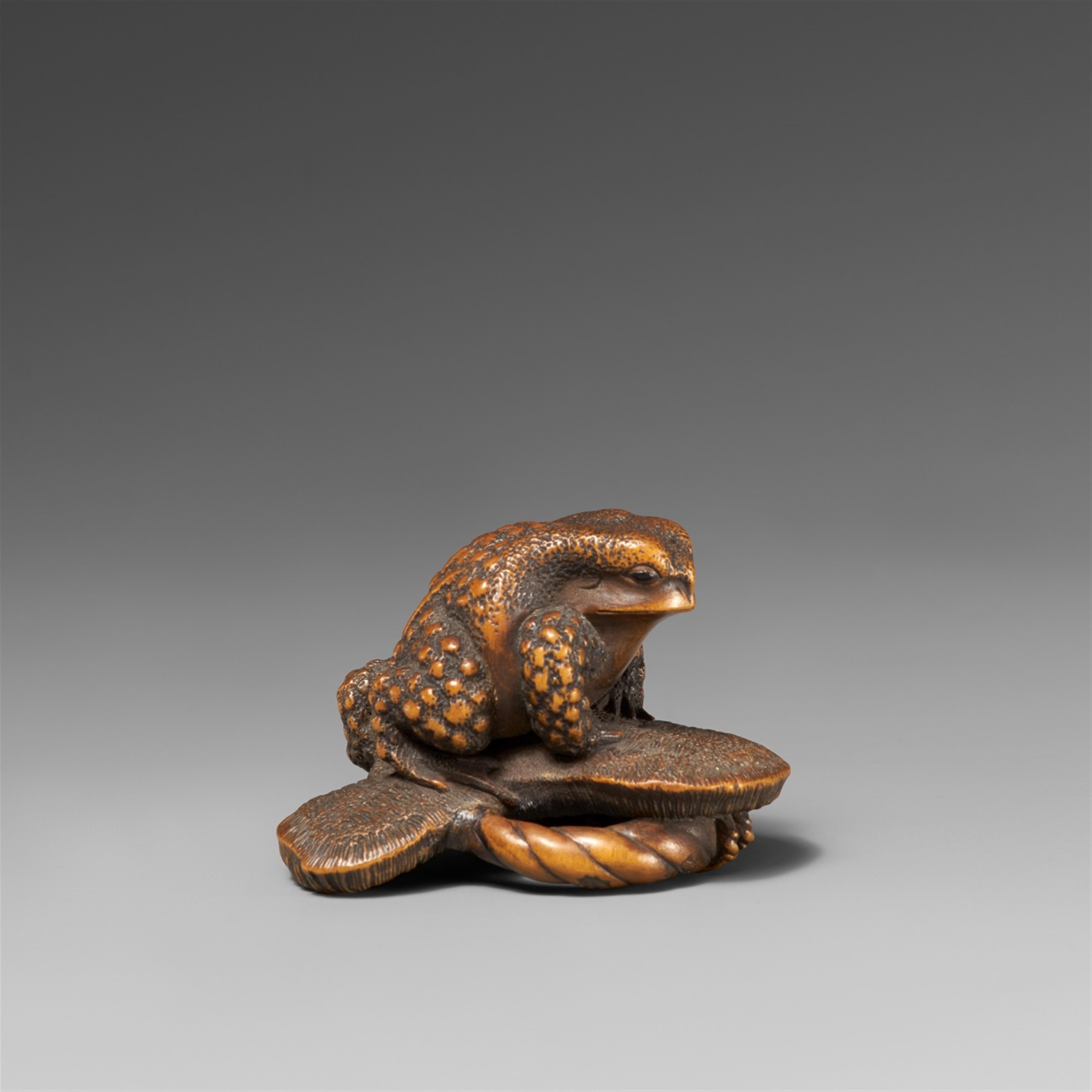 A boxwood netsuke of a toad on a sandal. Late 19th century - image-1