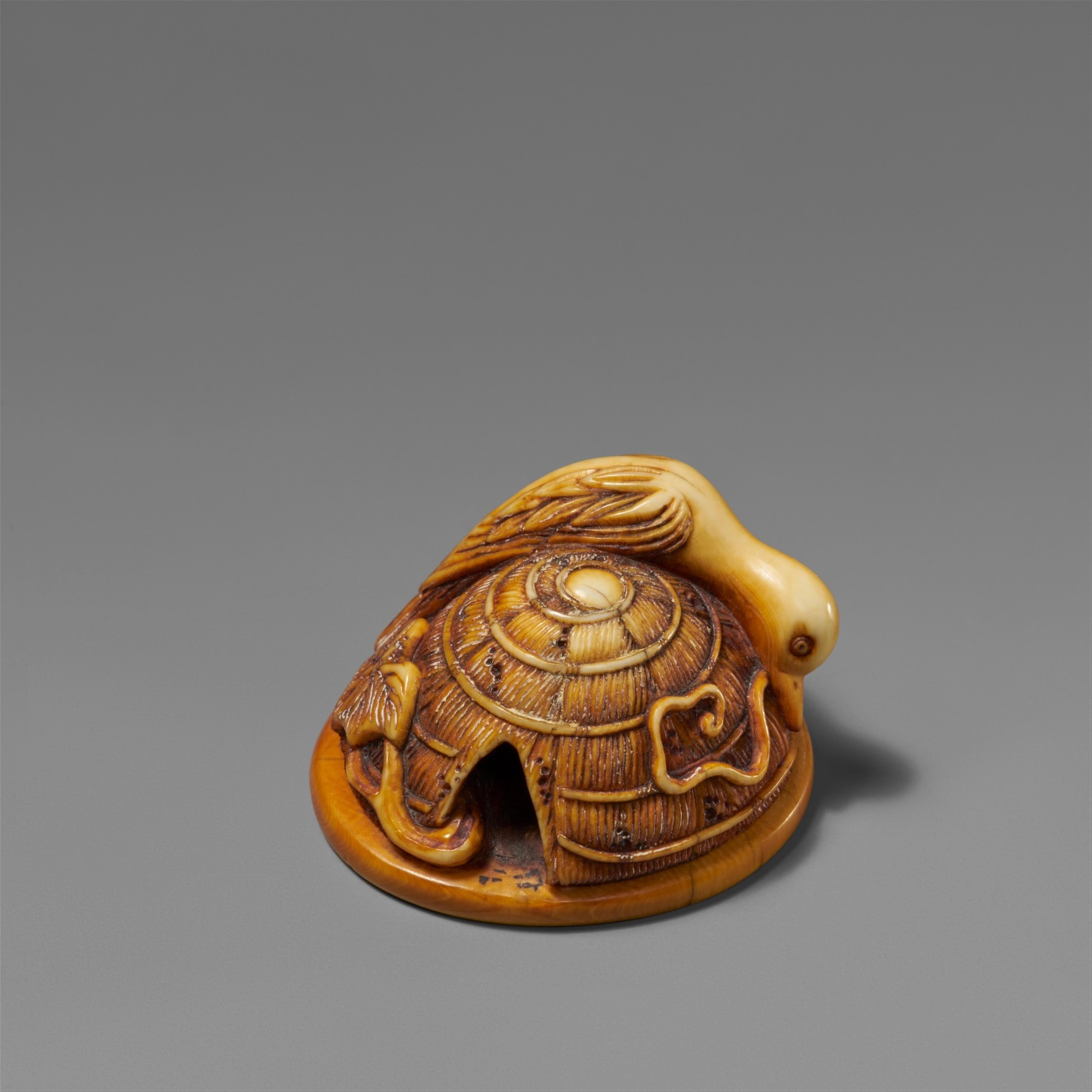 A stained ivory netsuke of a bird on a sedge hat. 19th century - image-1
