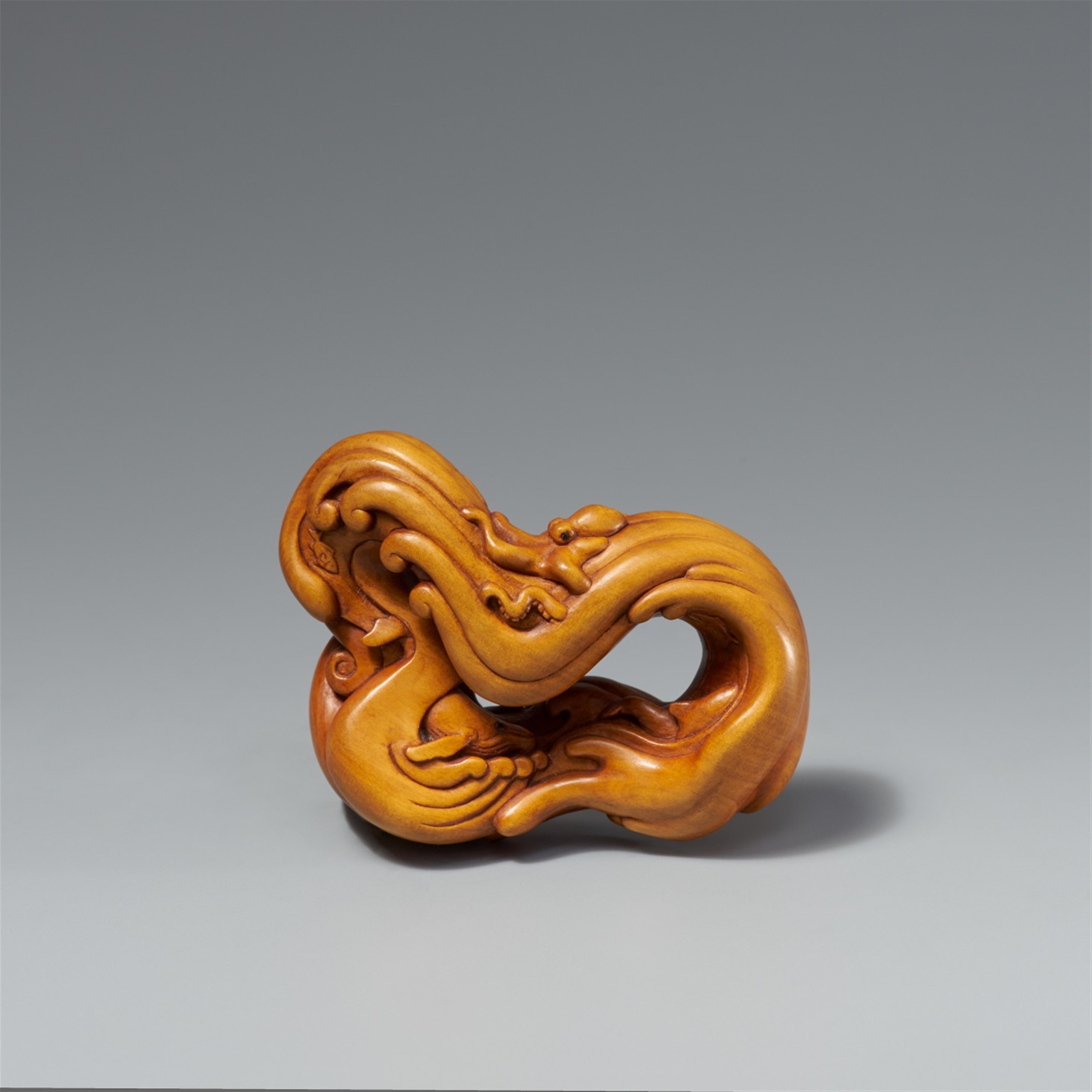 A boxwood netsuke entitled "Oceanlines", by Leigh Sloggett. Before 1999 - image-2