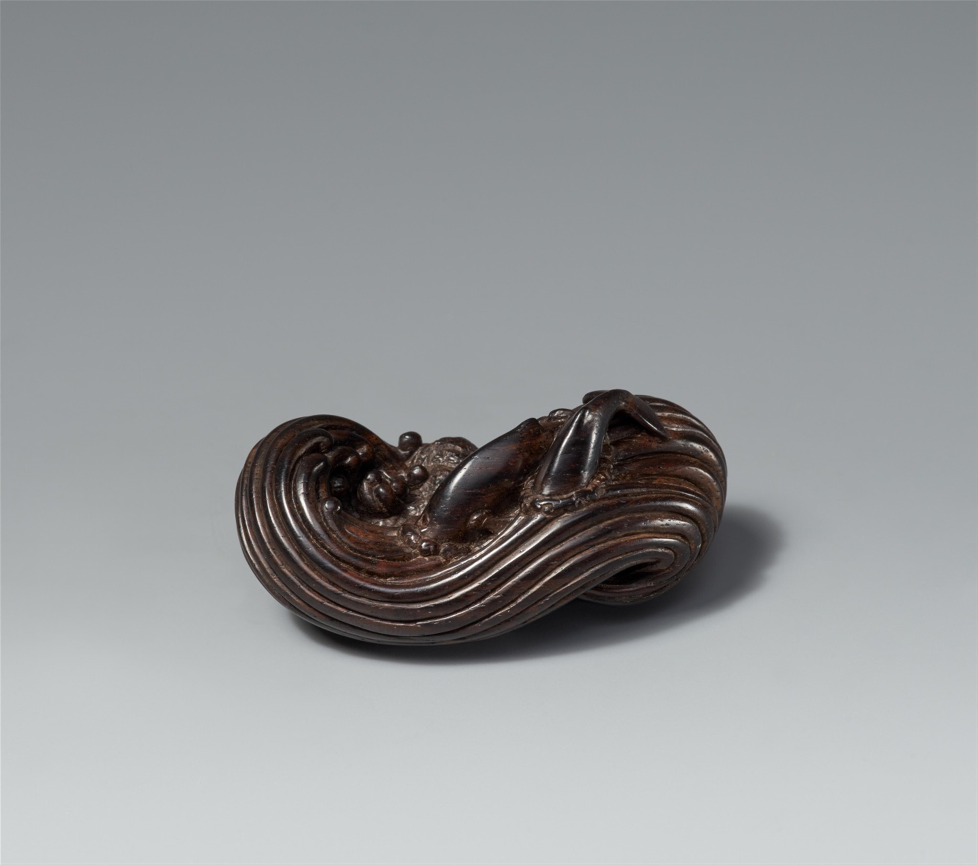 A wood netsuke entitled "Breaking wave", by Leigh Sloggett. Before 1997 - image-2