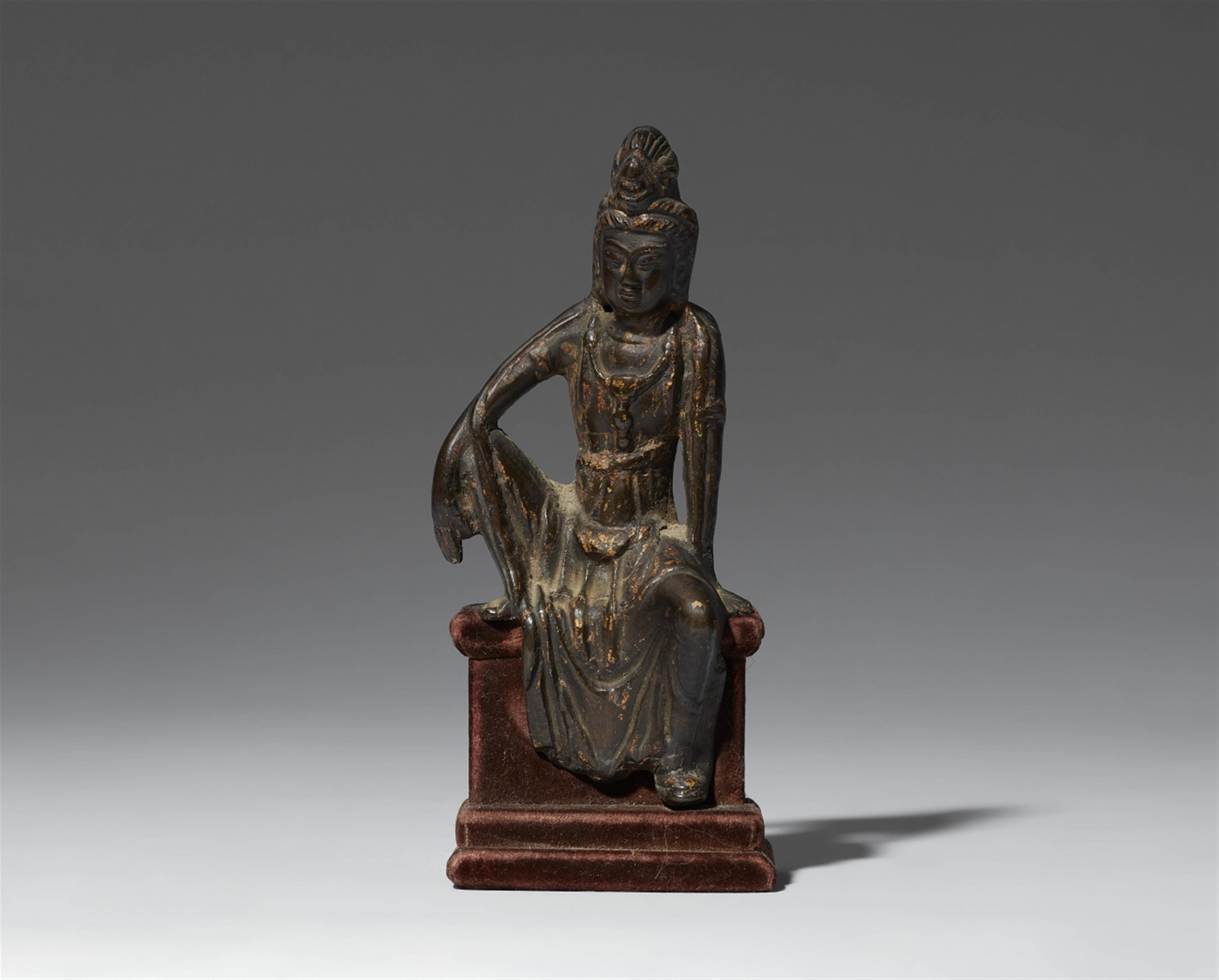 A bronze figure of a Water-and-Moon Guanyin. Song dynasty, 11th/13th century - image-1