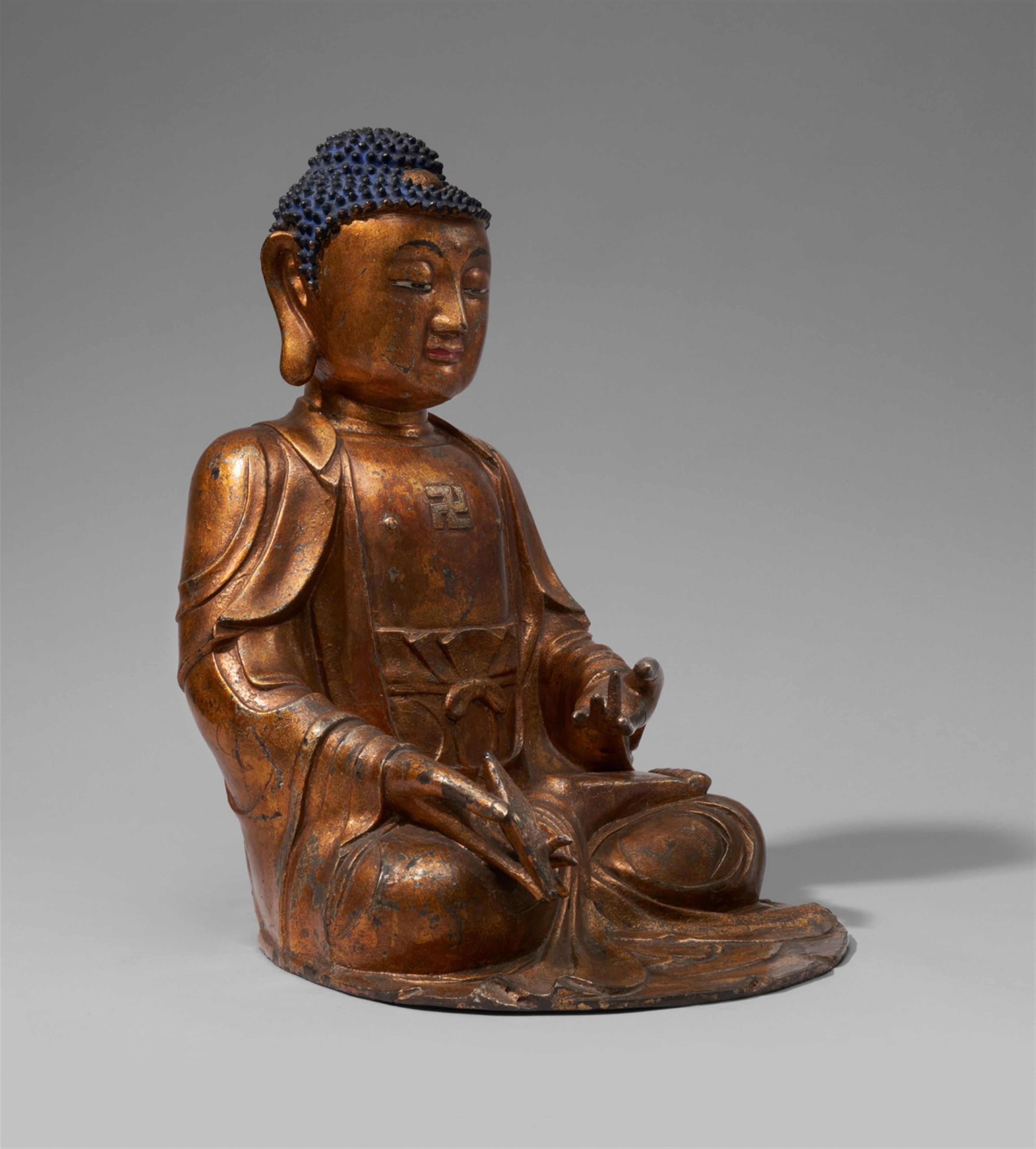 Große Figur des Bhaishajyaguru, der Buddha der Medizin. Bronze mit Lackfassung. 17./18. Jh. - image-2