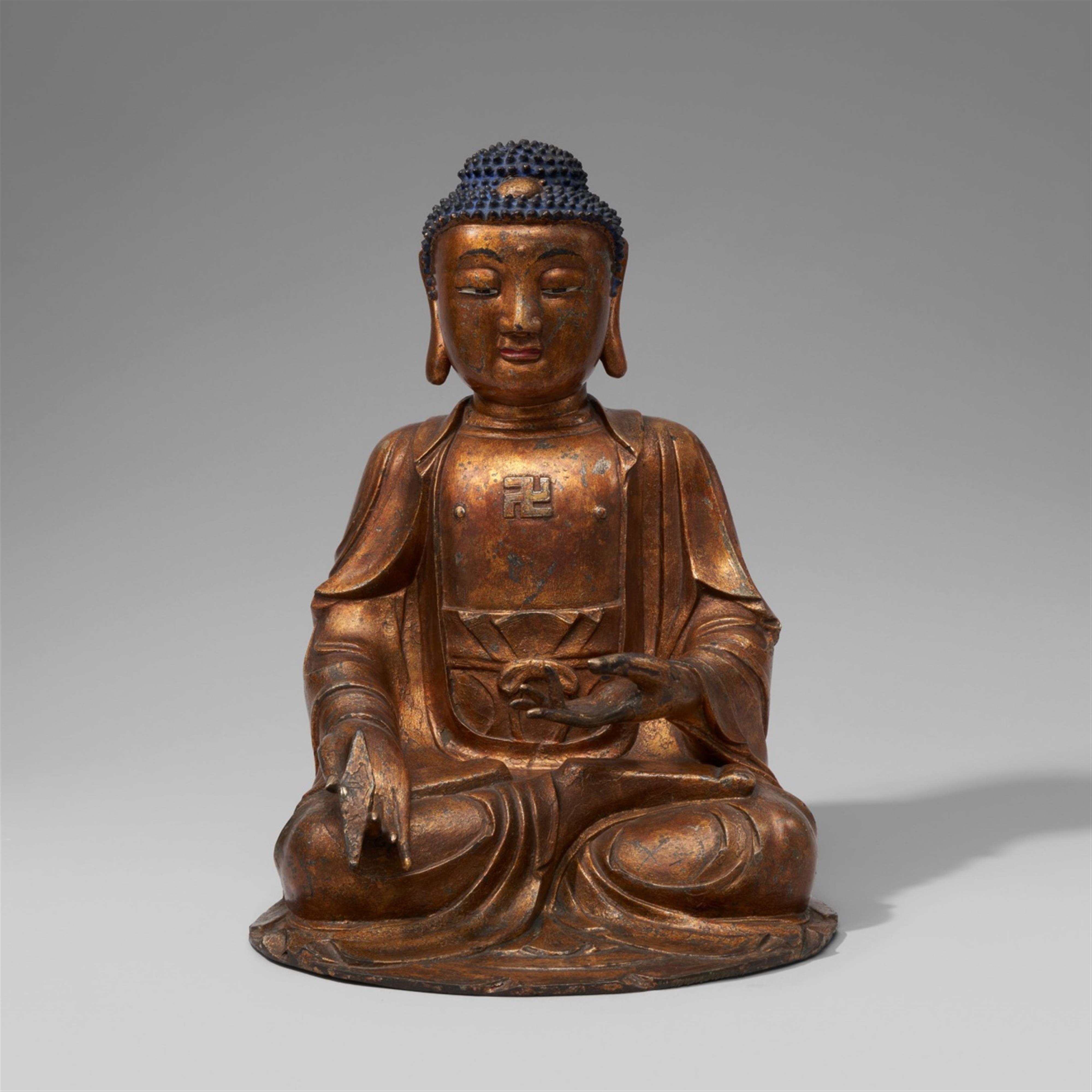 Große Figur des Bhaishajyaguru, der Buddha der Medizin. Bronze mit Lackfassung. 17./18. Jh. - image-1
