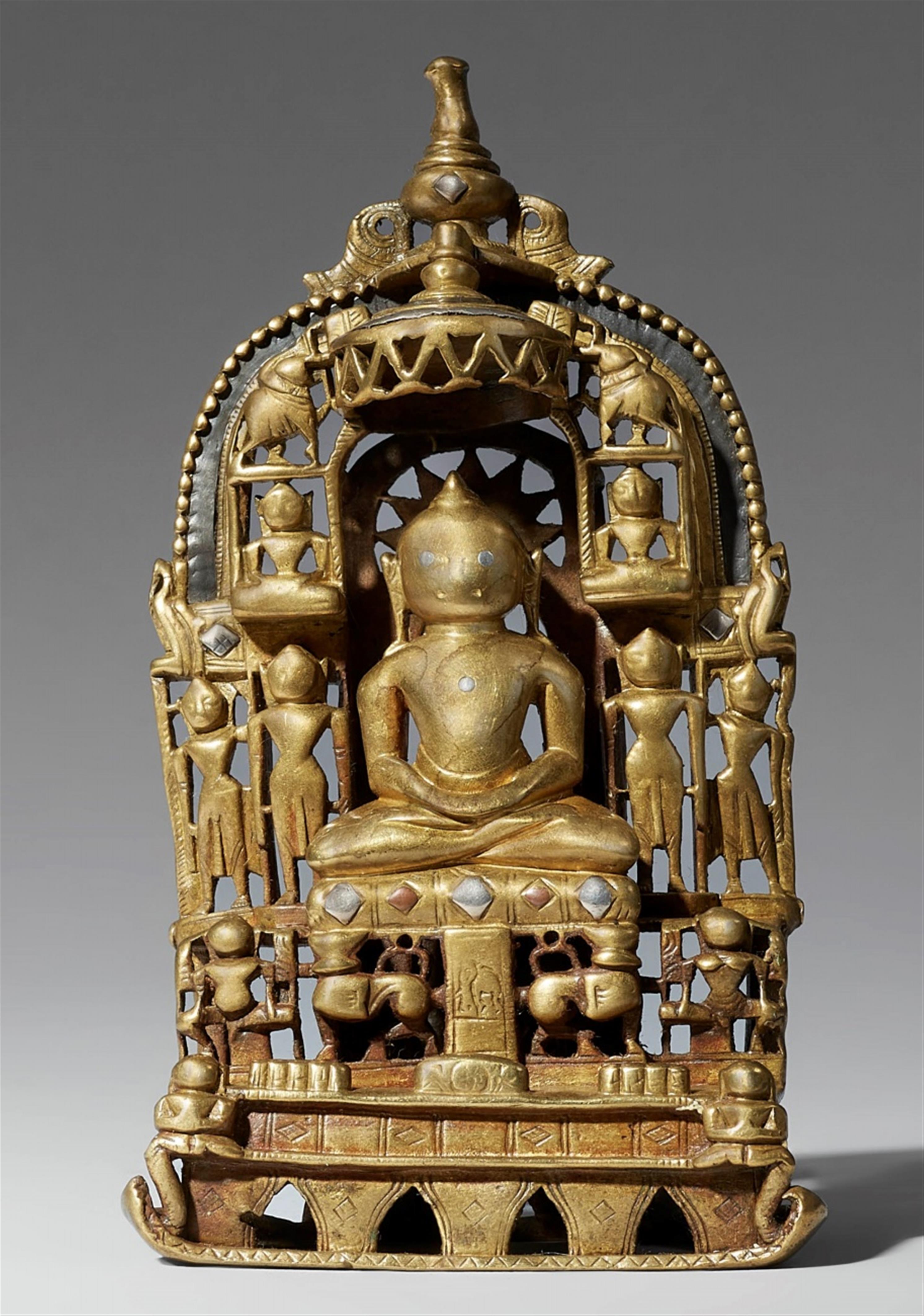 Jain-Altar des tirthankara Ajitanatha. Gelbguss. Indien, Rajasthan. Spätes 15. Jh. - image-1