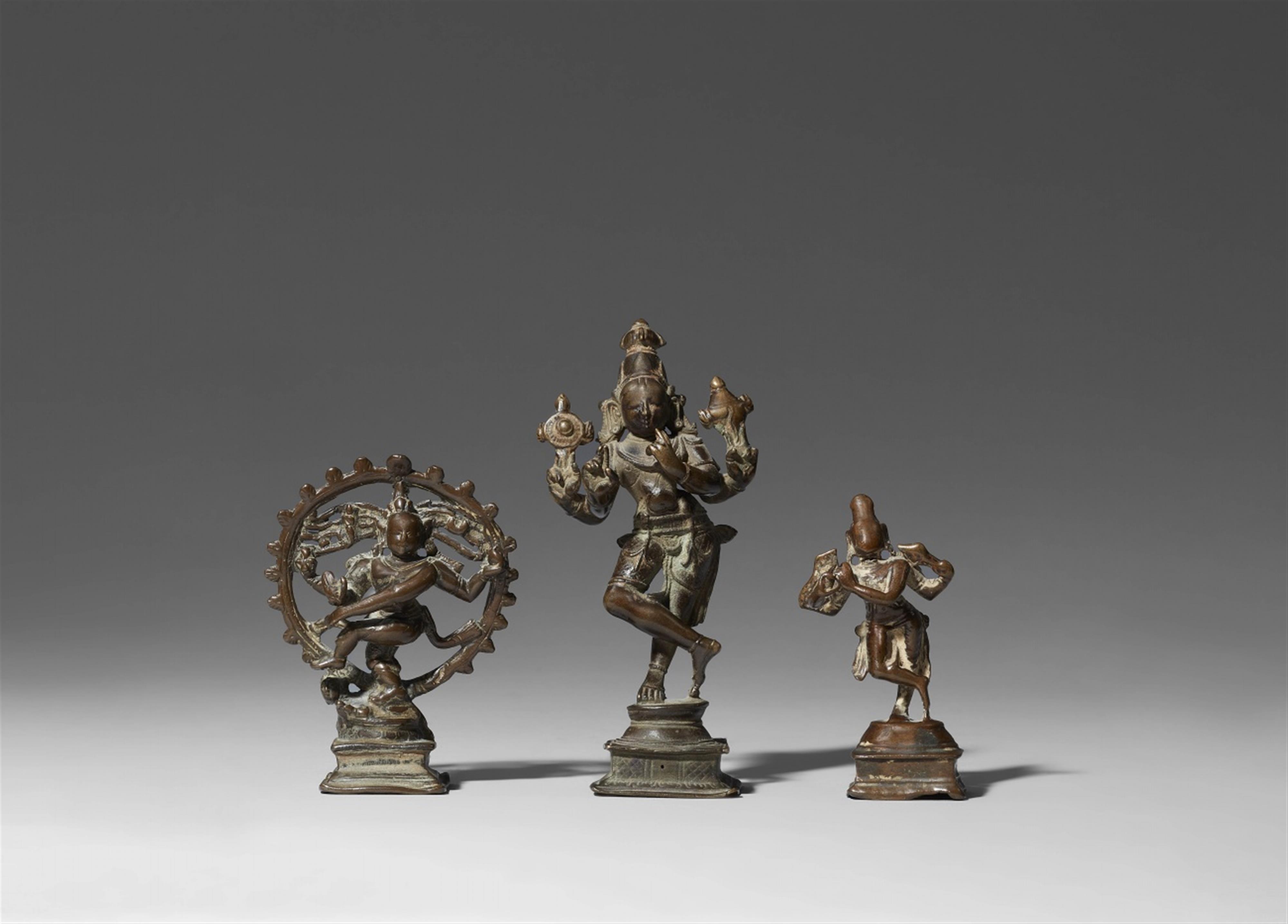 Drei kleine Figuren einer tanzenden Gottheit. Bronze. Süd-Indien, 17./19. Jh. - image-1