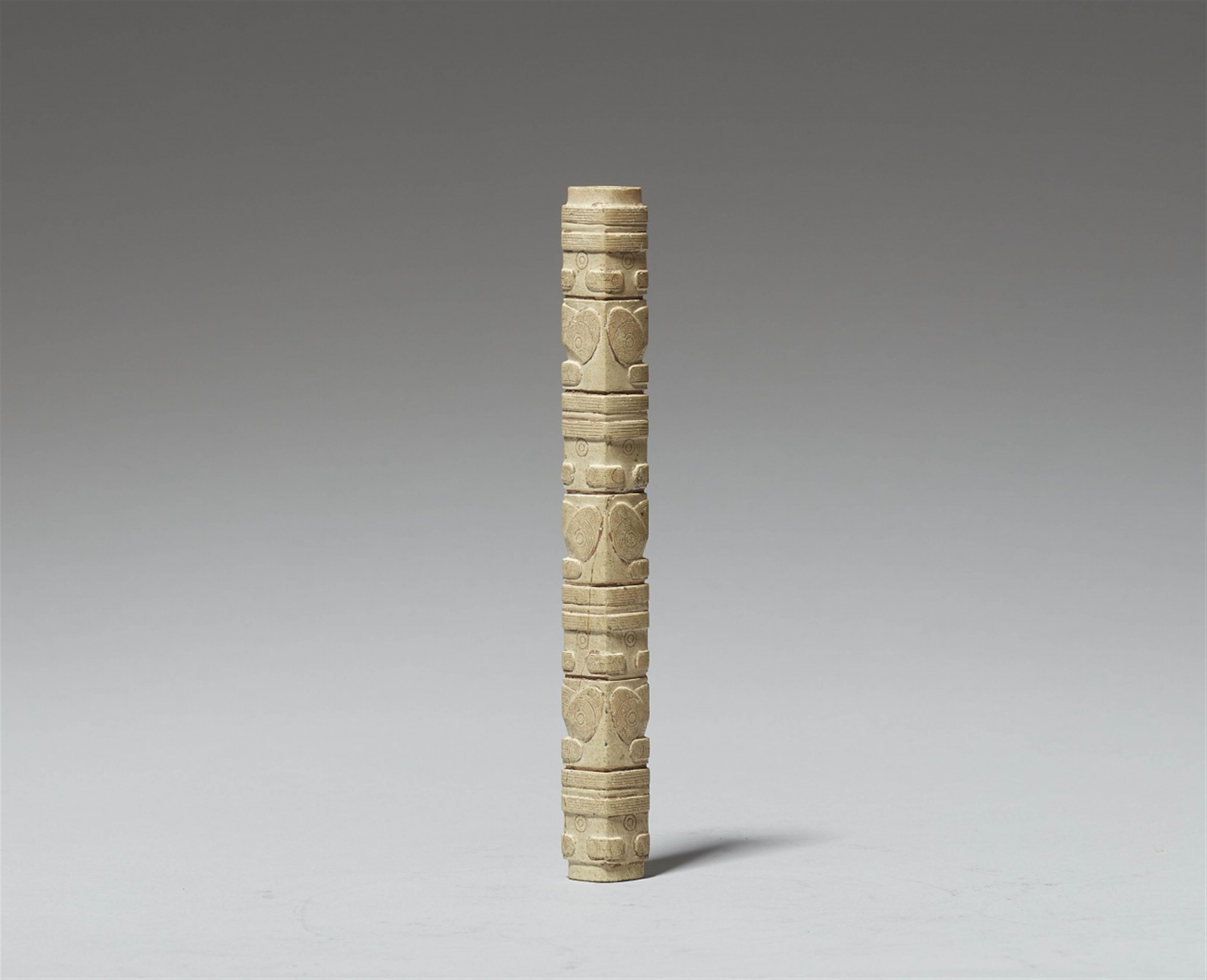 Archaistisches Miniatur-Cong. Beigefarbene Jade. Im Stil der neolithischen Liangzhu-Kultur - image-2