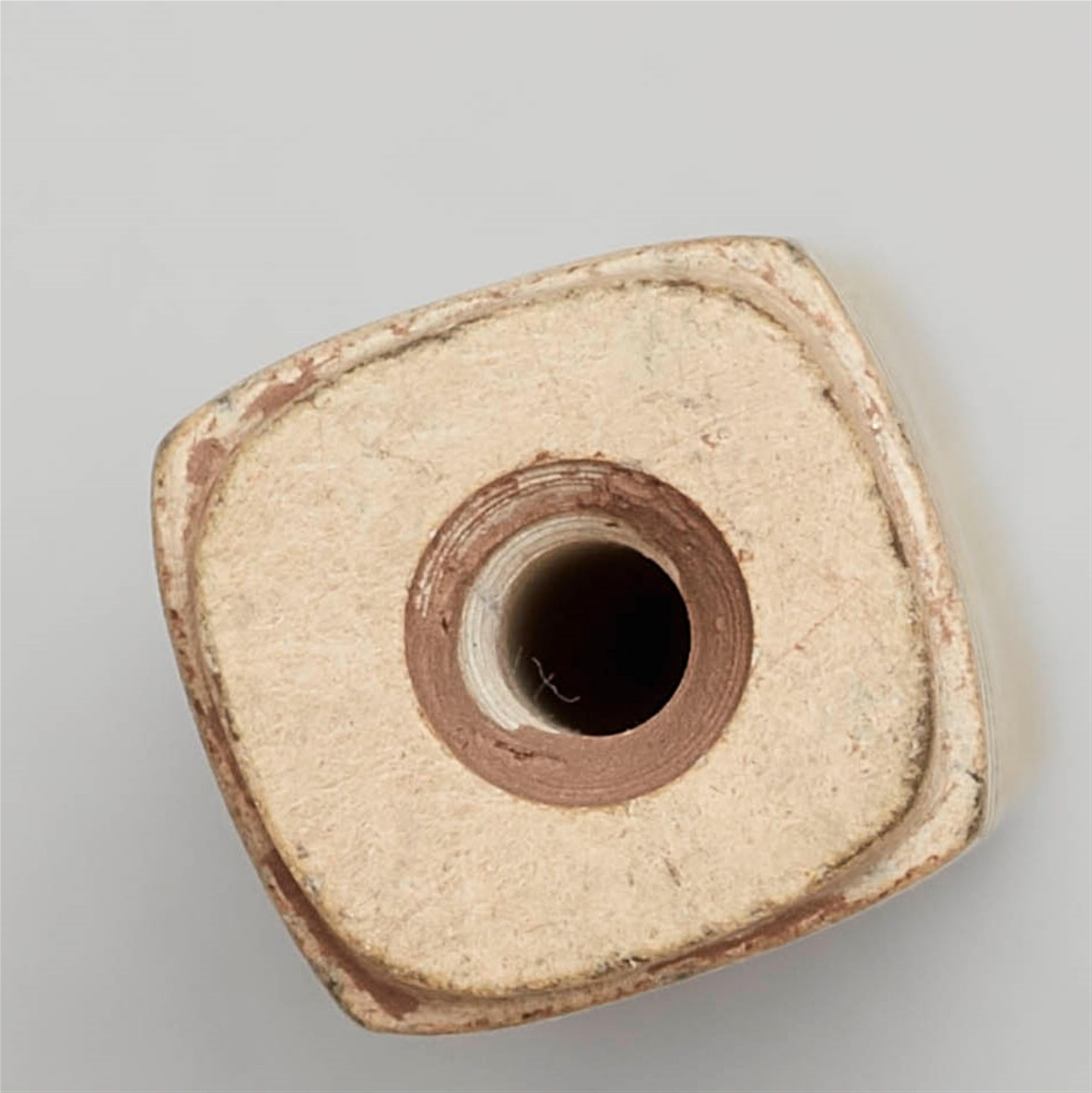 Archaistisches Miniatur-Cong. Beigefarbene Jade. Im Stil der neolithischen Liangzhu-Kultur - image-3