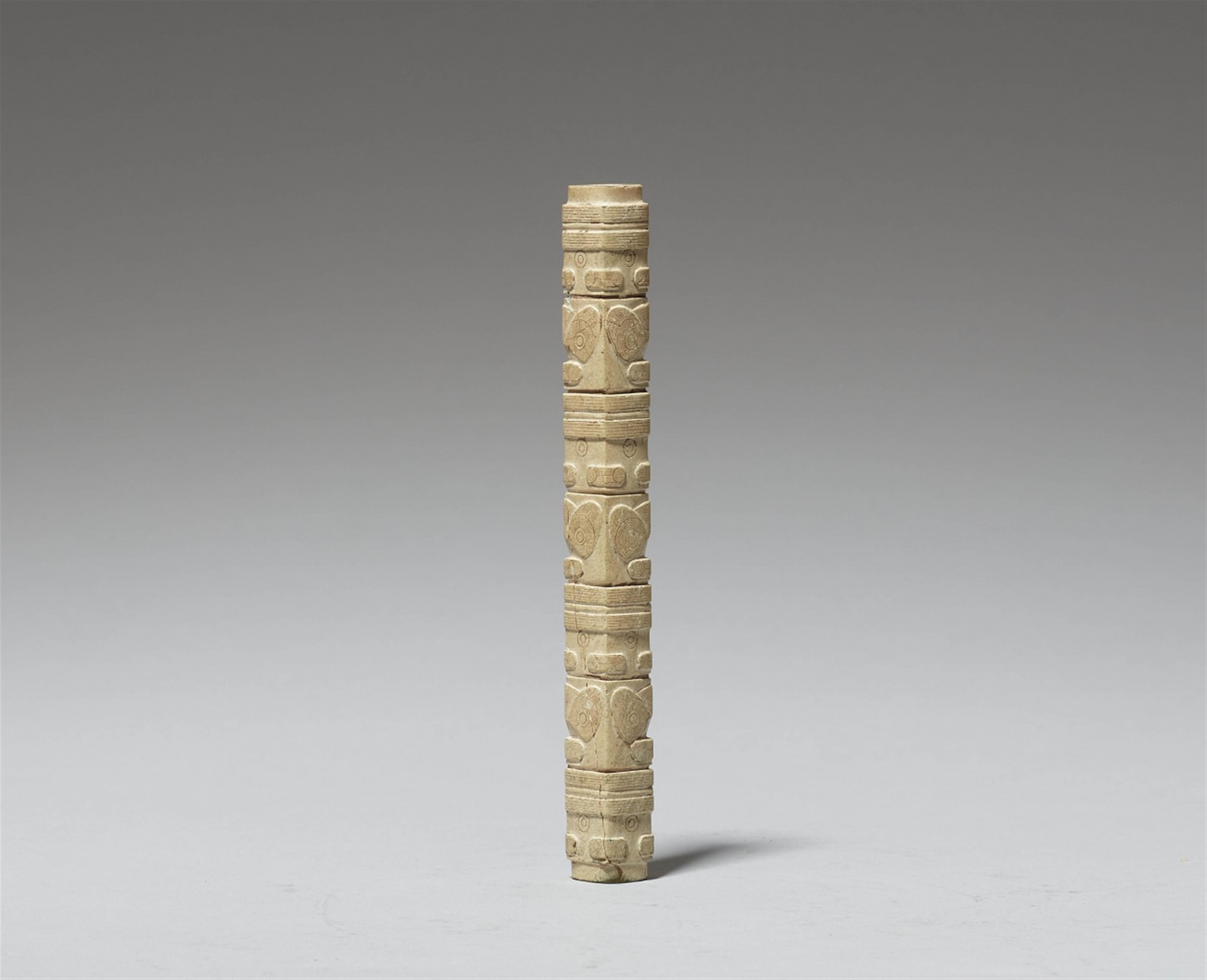 Archaistisches Miniatur-Cong. Beigefarbene Jade. Im Stil der neolithischen Liangzhu-Kultur - image-1
