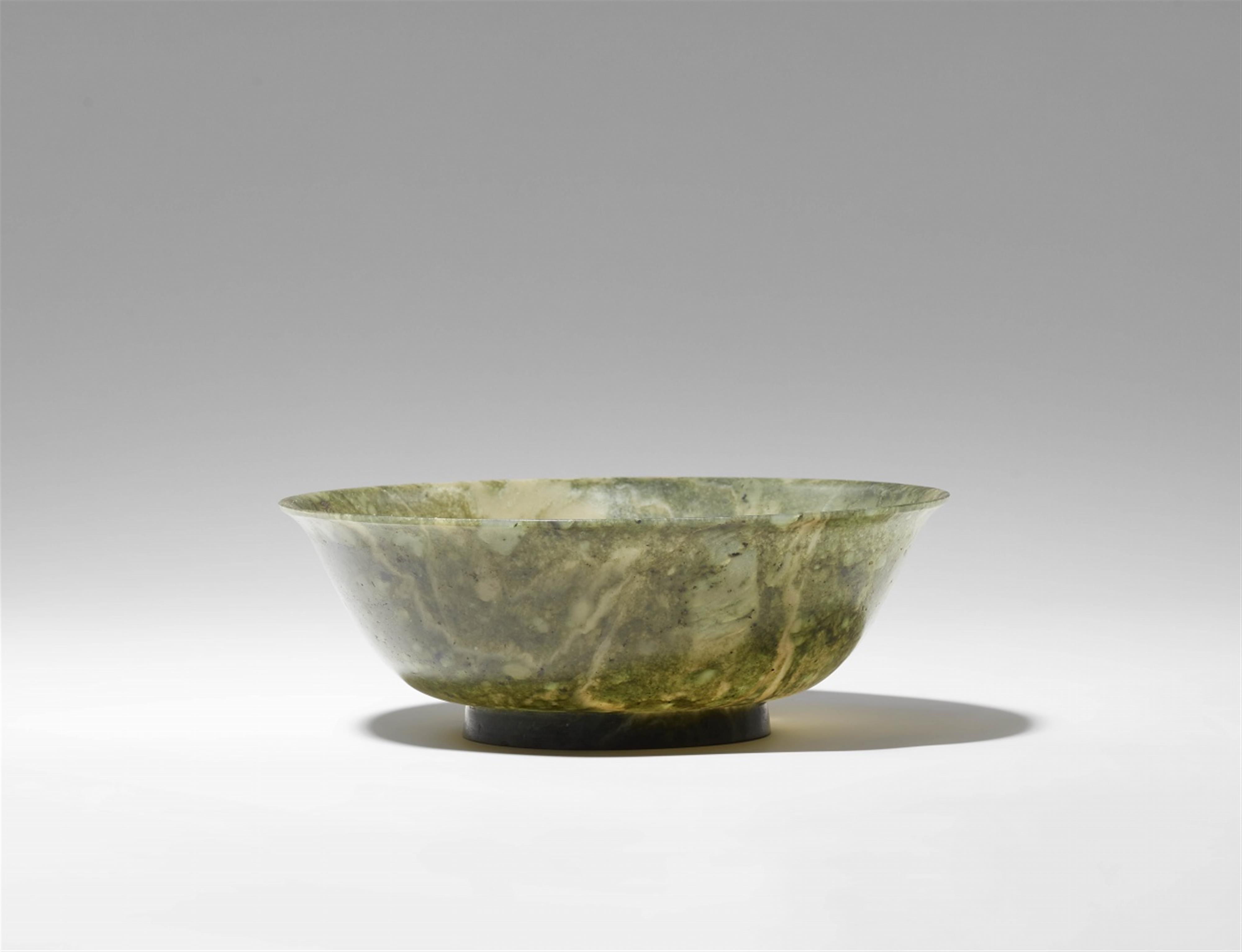 A spinach green jade bowl. 18th/19th century - image-1