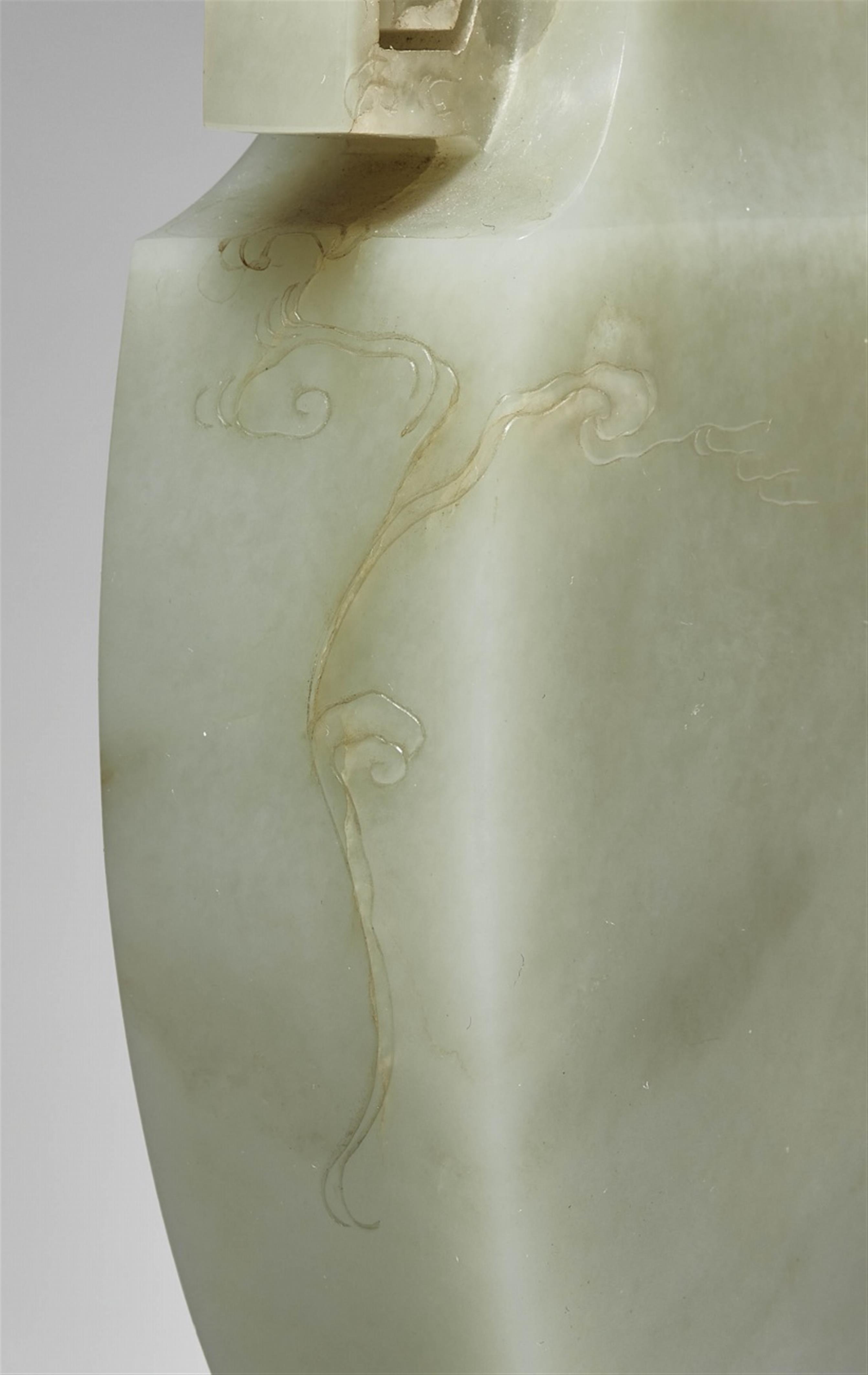 A pale celadon jade archaistic vase. Qing dynasty - image-2