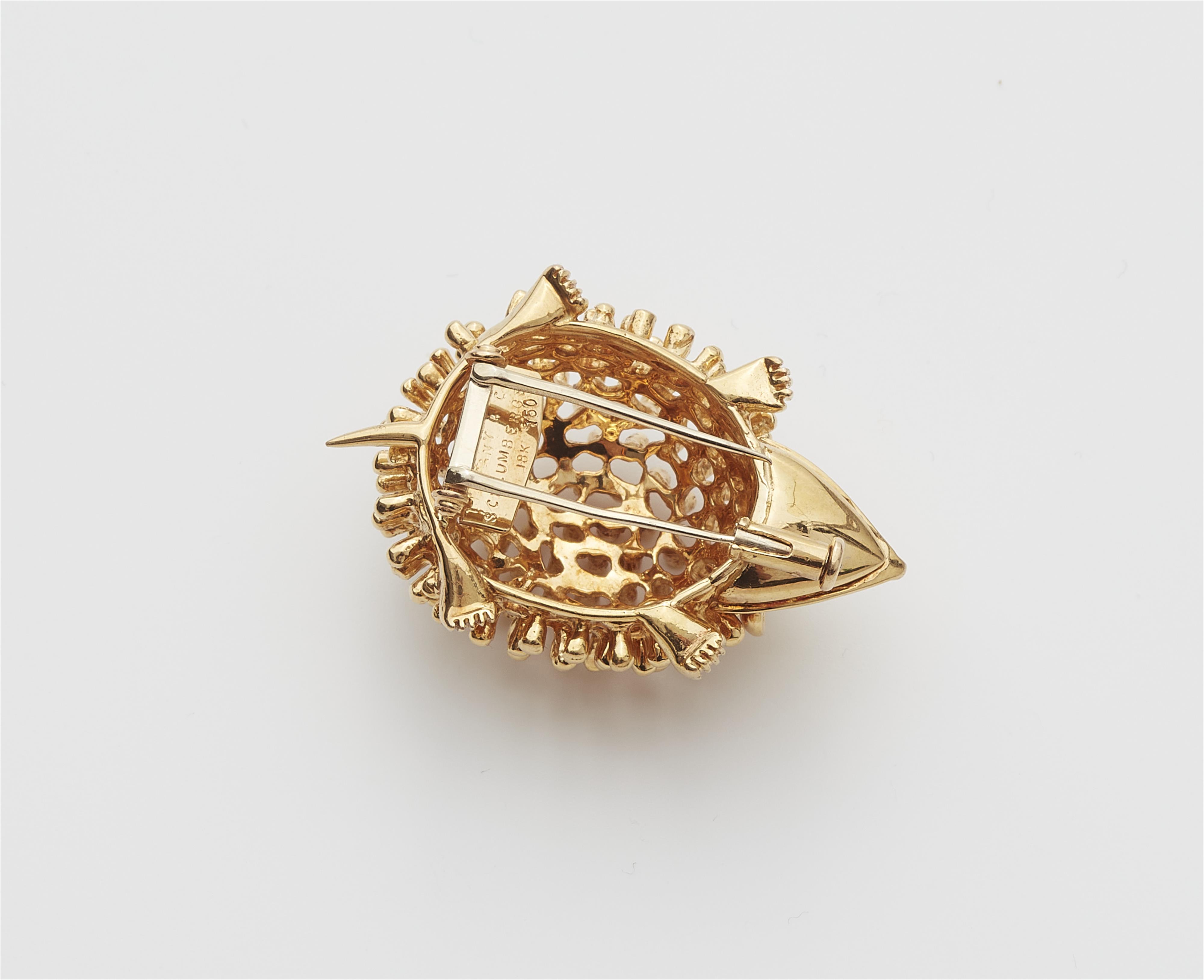 A small 18k gold and emerald hedgehog clip. - image-2